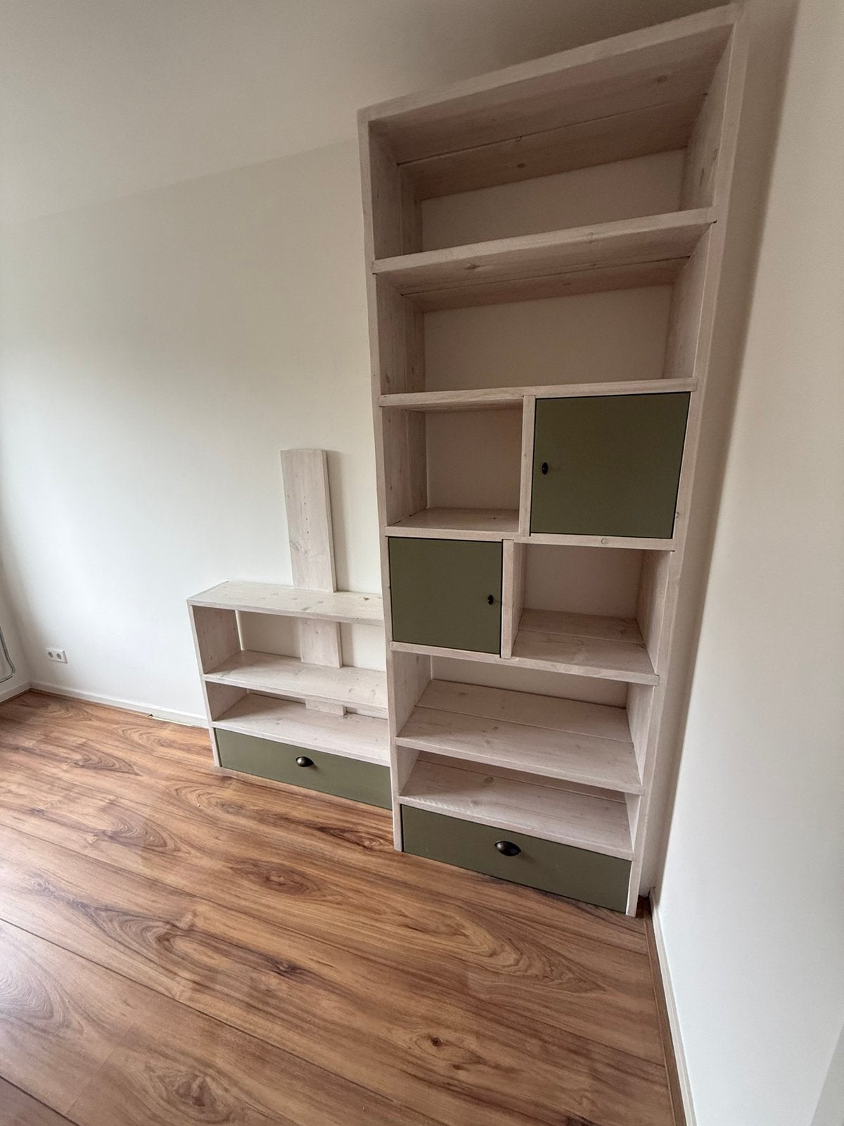Tv-meubel / boekenkast/ steigerhout, Ophalen, Gebruikt, Met deur(en), 200 cm of meer