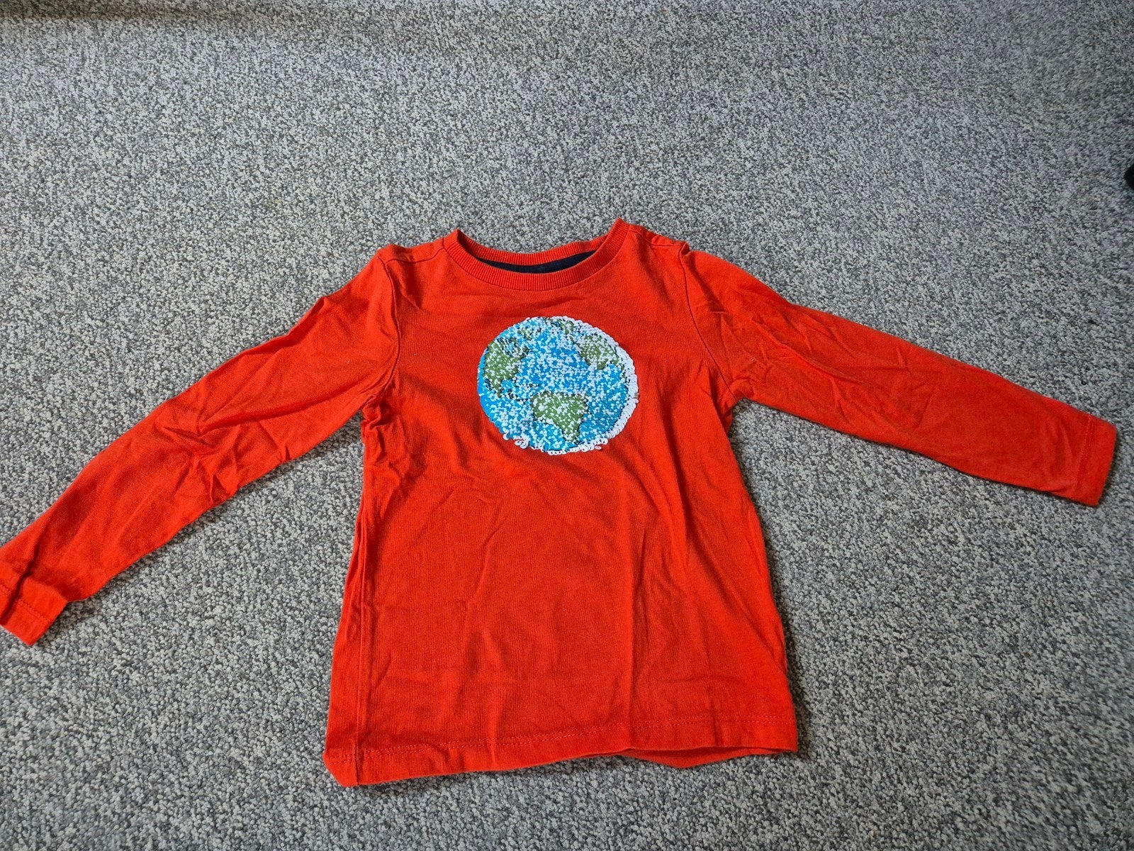 Oranje shirt met voetbal pailletten maat 104, Ophalen of Verzenden, Gebruikt, Jongen, Shirt of Longsleeve