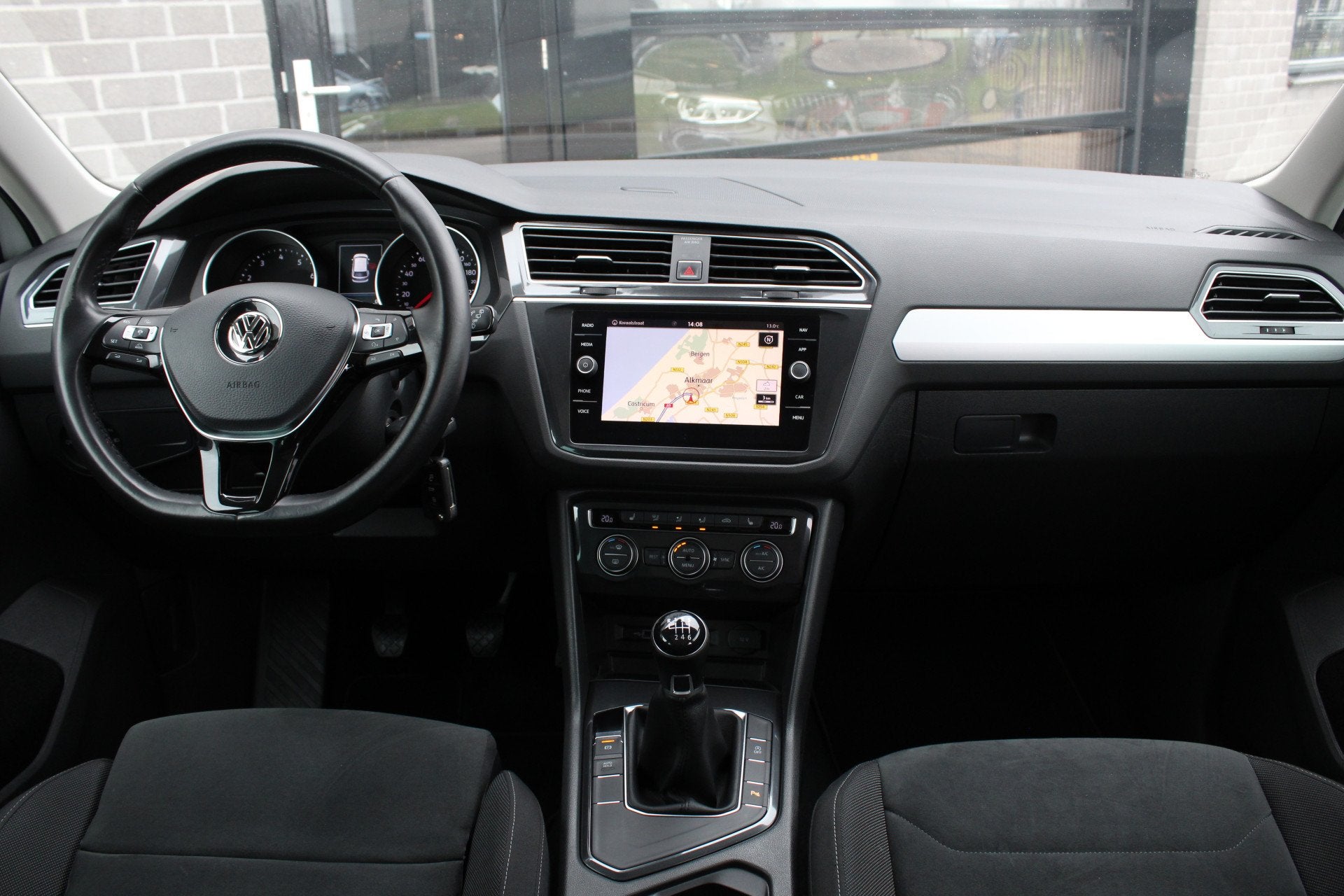 Volkswagen Tiguan 1.4 TSI Comfortline / Panoramadak / Trekha, Auto's, Voorwielaandrijving, Dealer onderhouden, Stof, Gebruikt