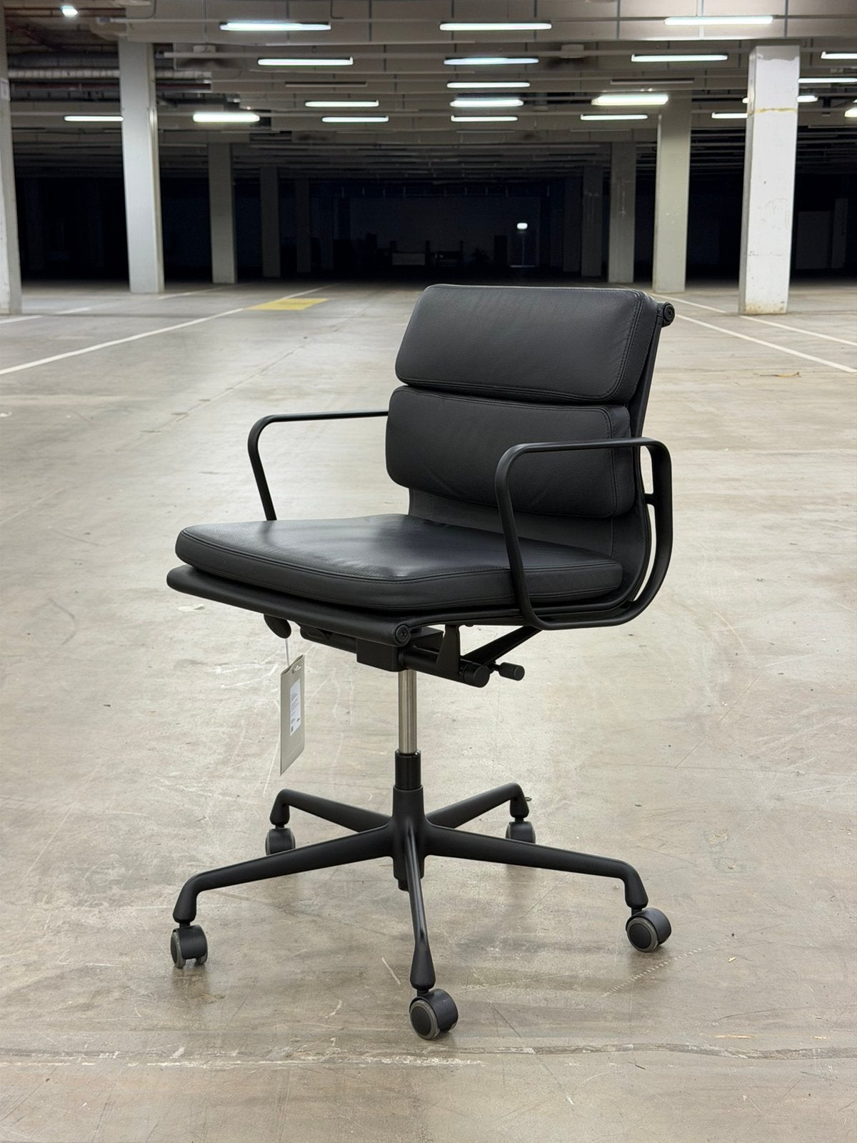 Vitra EA 217 Soft Pad Chair | All Black | NIEUW met kaartje, Ophalen of Verzenden, Zo goed als nieuw, Zwart, Bureaustoel