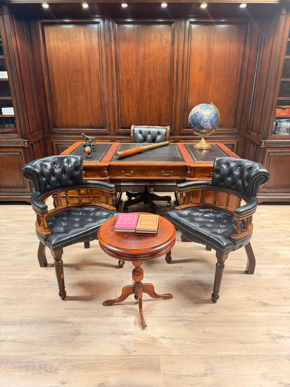 Engels mahonie partnerdesk bureau met 3 leren bureaustoelen, Ophalen