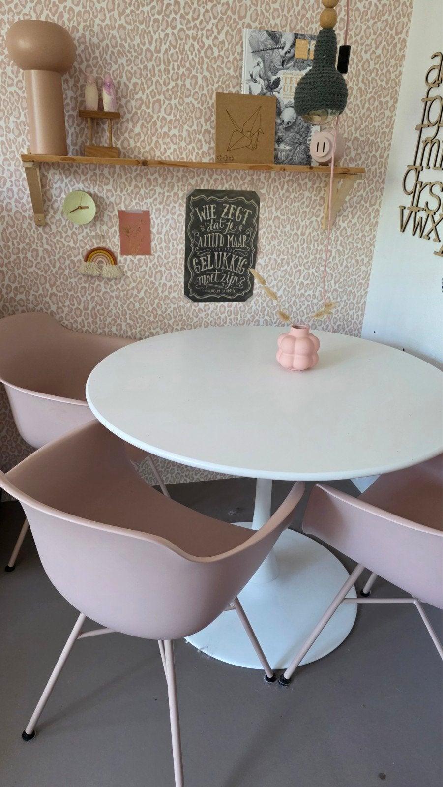 roze stoelen karwei + ronde tafel, Ophalen, Rond, Zo goed als nieuw, 100 tot 150 cm
