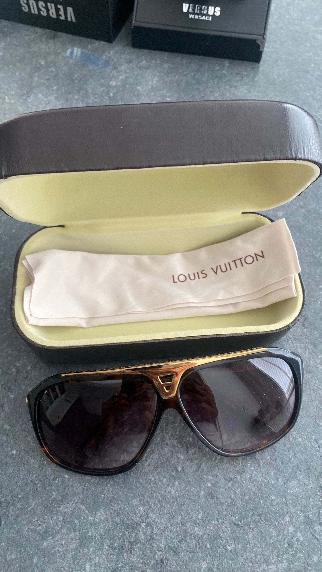 Louis vuitton zonnebril €300, Ophalen, Zo goed als nieuw, Zwart, Overige merken