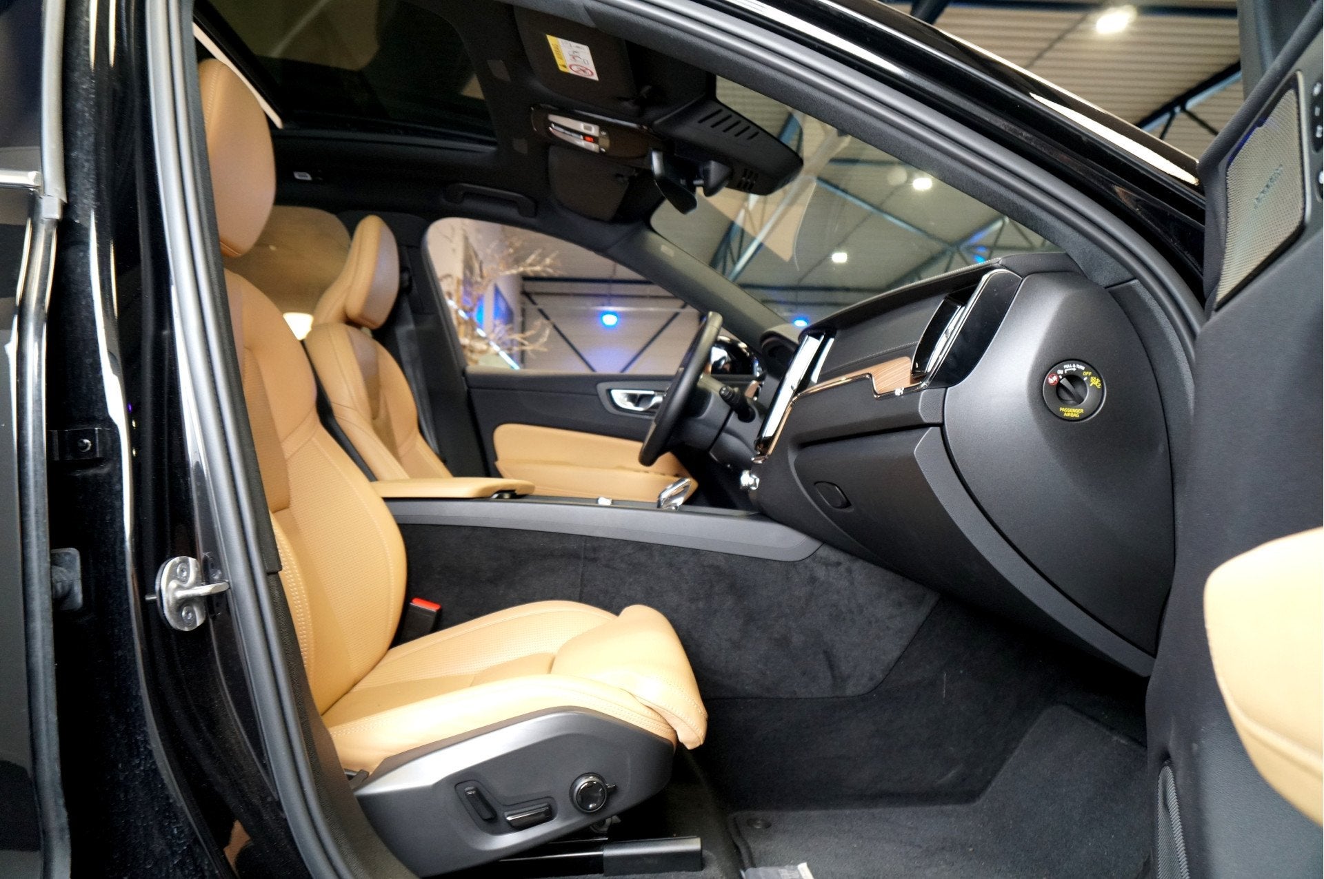 Volvo XC60 B4 155kW/211pk Aut8 MHEV Ultimate Bright PANORAMA, Dealer onderhouden, Gebruikt, 4 cilinders, Zwart