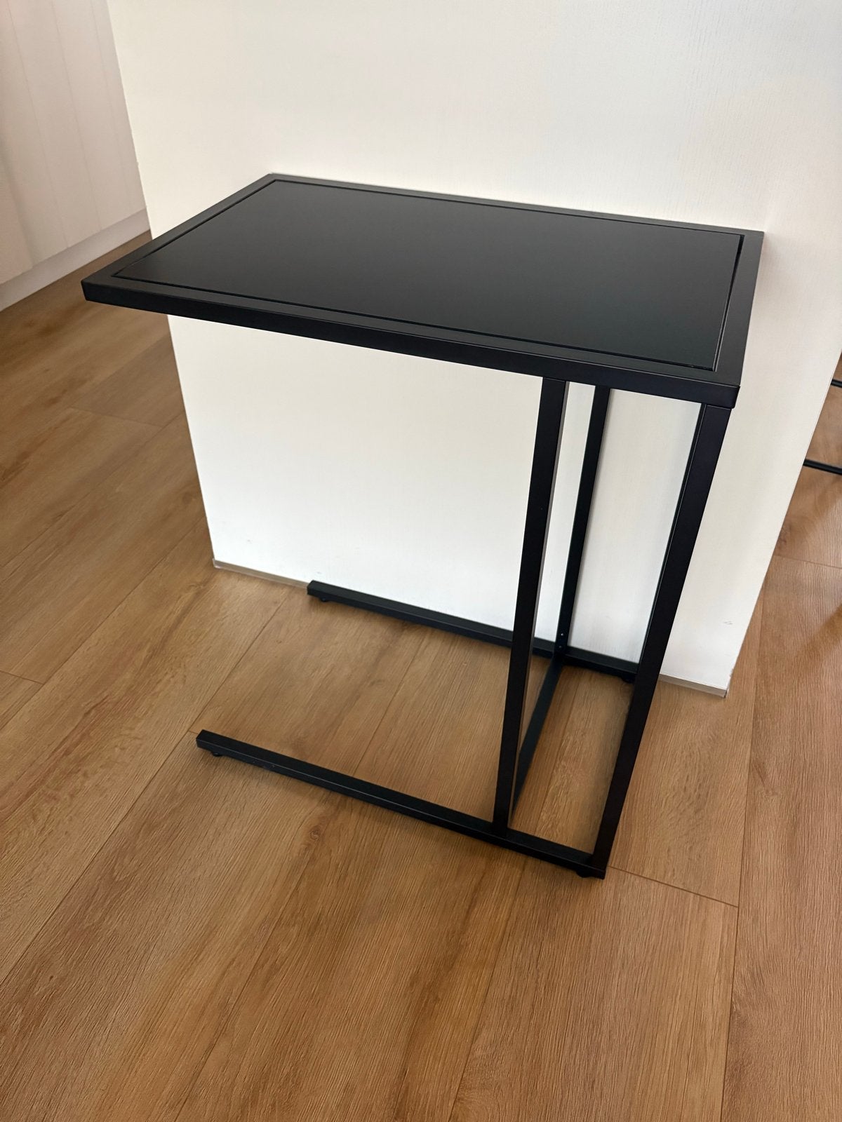 IKEA VITTSJÖ bijzettafel - Zwart (origineel glas), Huis en Inrichting, Ophalen, Metaal of Aluminium, 55 tot 75 cm, Zo goed als nieuw