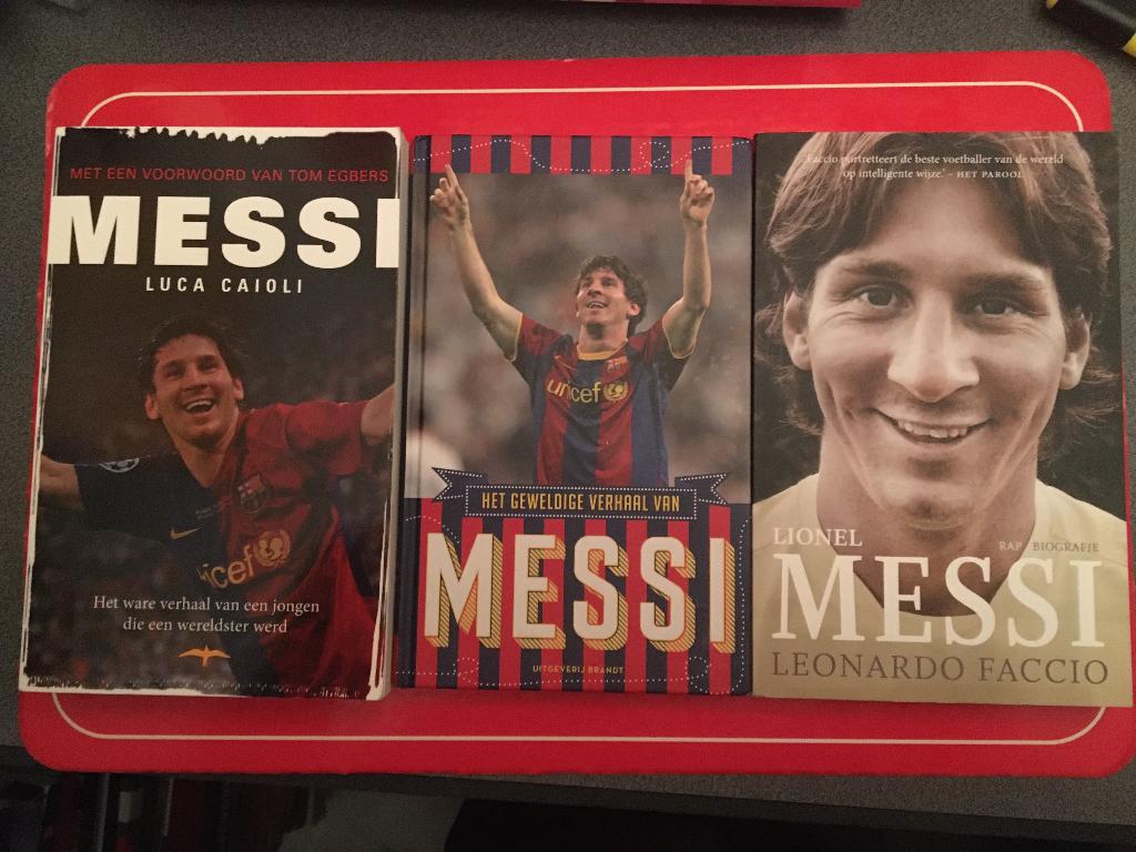 voetbalboeken- Lionel Messi - 3 stuks verschillend, Ophalen of Verzenden, Zo goed als nieuw, Balsport