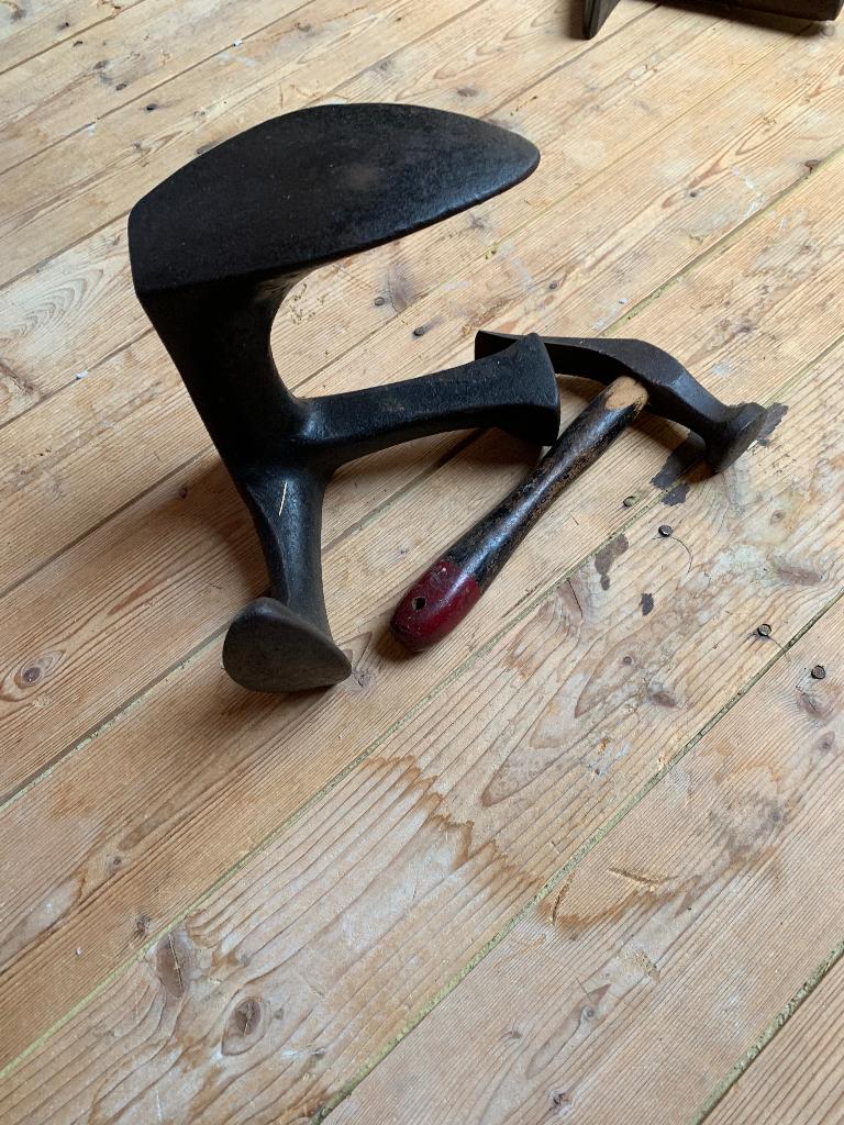 Schoenmakersleest met hamer, Ophalen