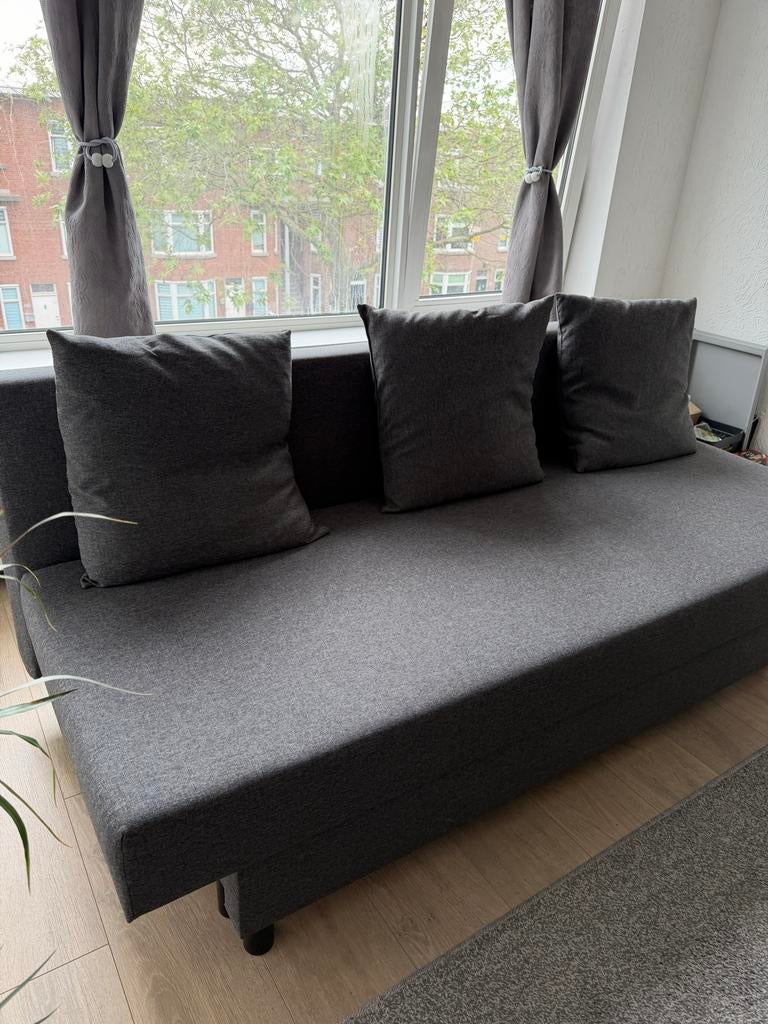 Stijlvolle grijze slaapbank met kussens, Ophalen of Verzenden, Zo goed als nieuw, Tweepersoons, 140 cm