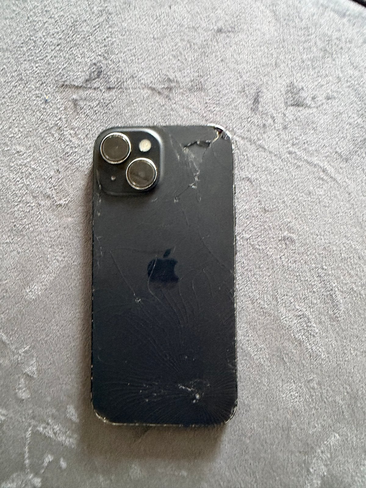 Foto 2 van iPhone 15  - Achterkant en zijkanten beschadigd