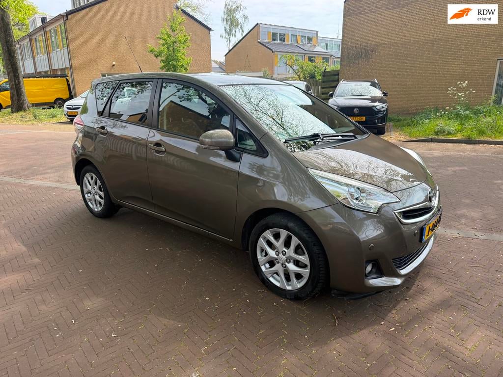Toyota Verso-S AUTOMAAT / Camera / Panorama dak / Navigatie, Auto's, Toyota, Gebruikt, 4 cilinders, Bruin, 1329 cc