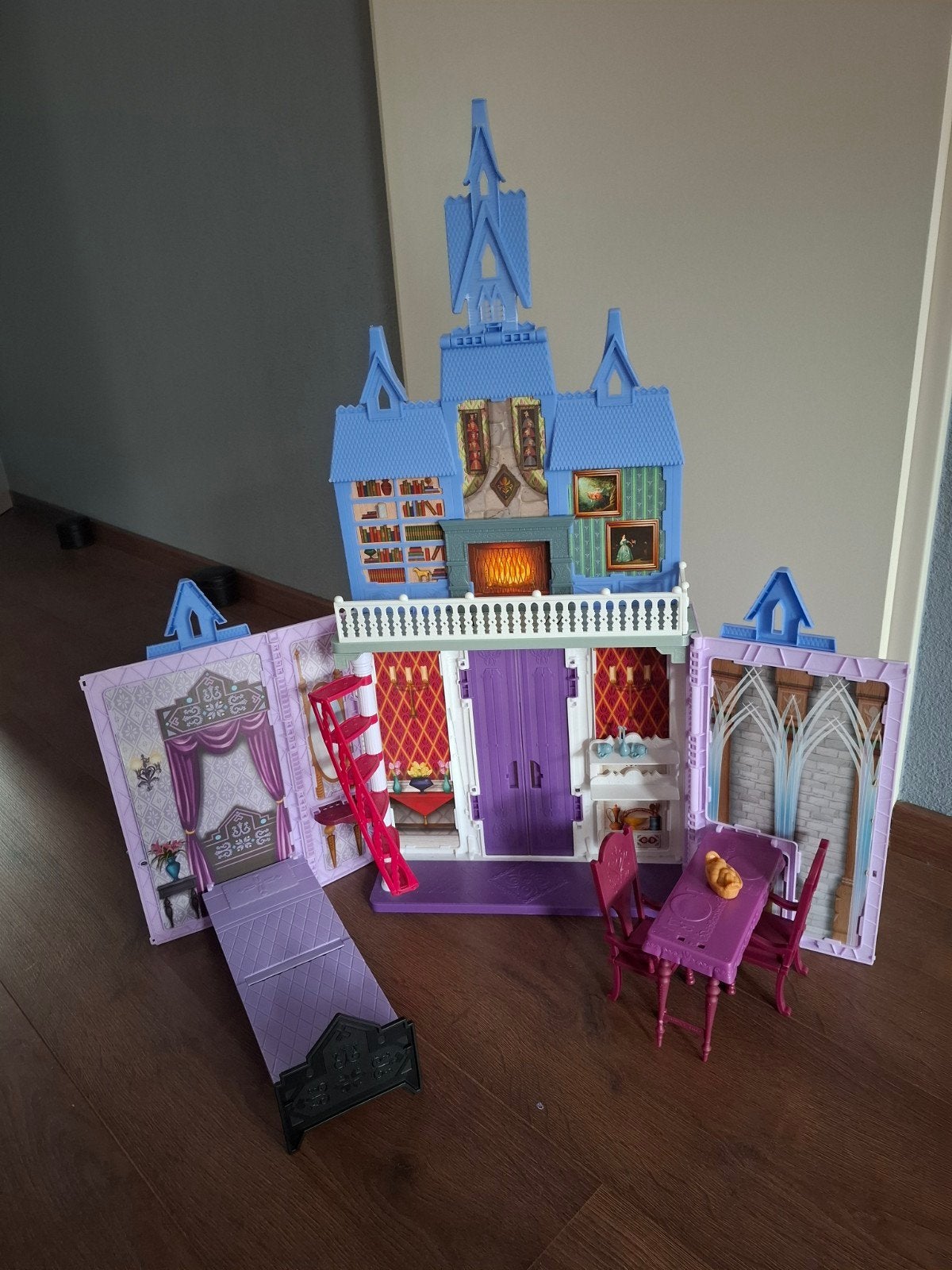 Disney Frozen Arendelle Kasteel Poppenhuis, Ophalen of Verzenden, Zo goed als nieuw, Poppenhuis
