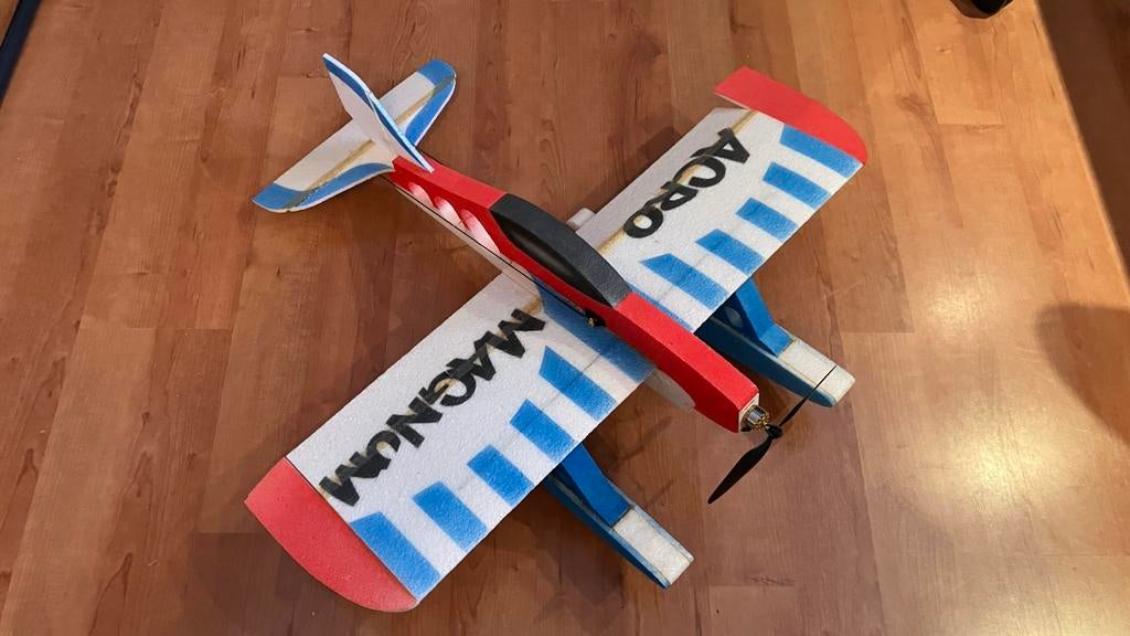 Acro Magnum 3D RC Vliegtuig met JETI Besturing en Drijvers, Hobby en Vrije tijd, Modelbouw | Radiografisch | Vliegtuigen, Gebruikt