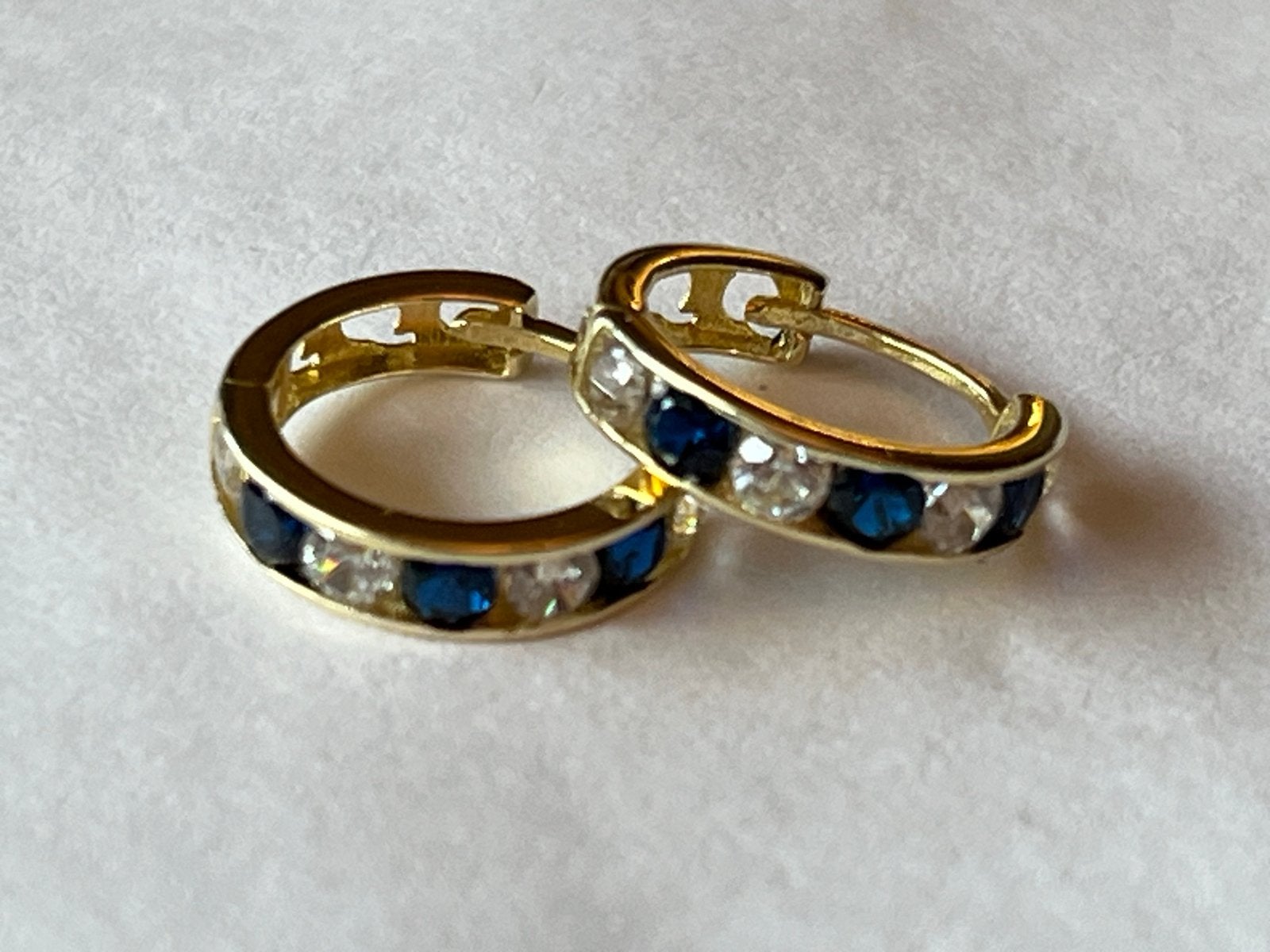 Gouden Creolen met Blauwe en Witte Saffier - 14 Karaat, Sieraden, Tassen en Uiterlijk, Hangers, Zo goed als nieuw, Met edelsteen