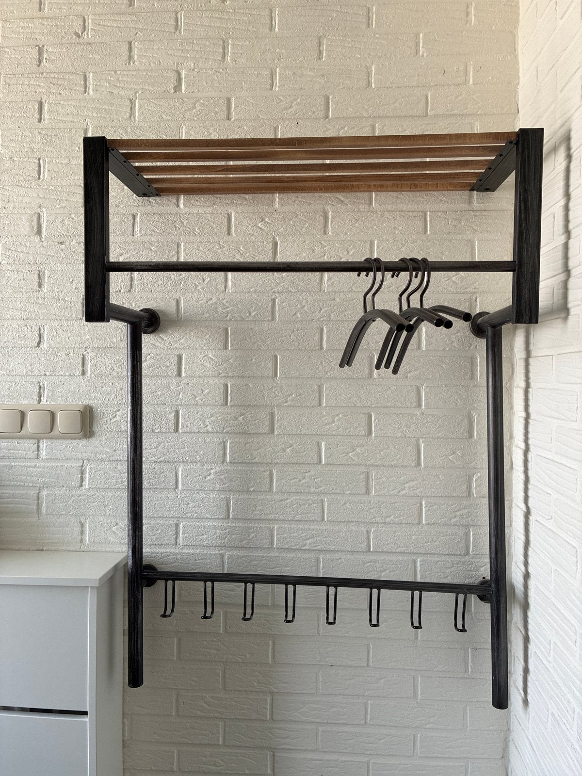 Moderne wandkapstok met hoedenplank en haken, Huis en Inrichting, Woonaccessoires | Kapstokken, Zo goed als nieuw, Metaal, 150 tot 200 cm