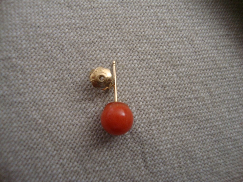 enkele koraal oorknop 14 kt goud, Sieraden, Tassen en Uiterlijk, Kettingen, Ophalen of Verzenden, Zo goed als nieuw, Met edelsteen