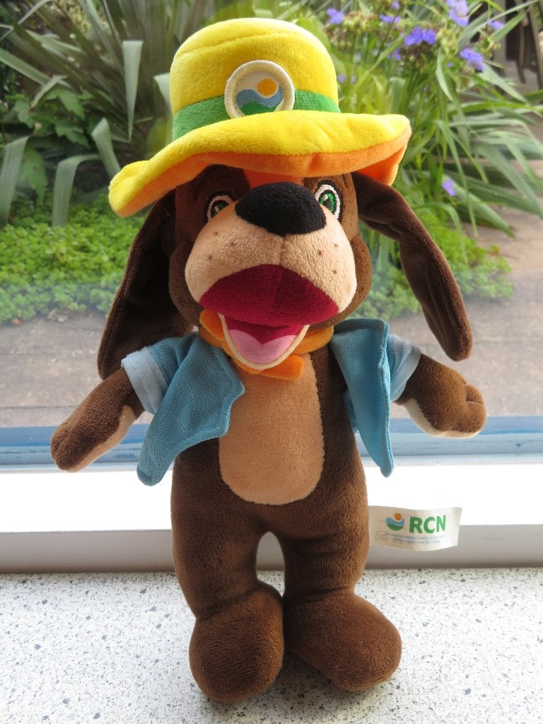 Hond met gele hoed en blauw jasje van RCN Vakantieparken, Middelgroot (20 tot 80 cm), Meerkleurig, Hond, Ophalen of Verzenden