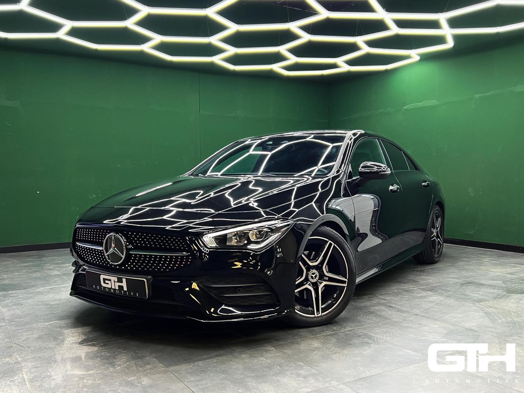 Mercedes CLA-klasse 180 AMG Camera | Keyless | Lane | Sfeer, Auto's, CLA, 136 pk, 4 cilinders, Zwart