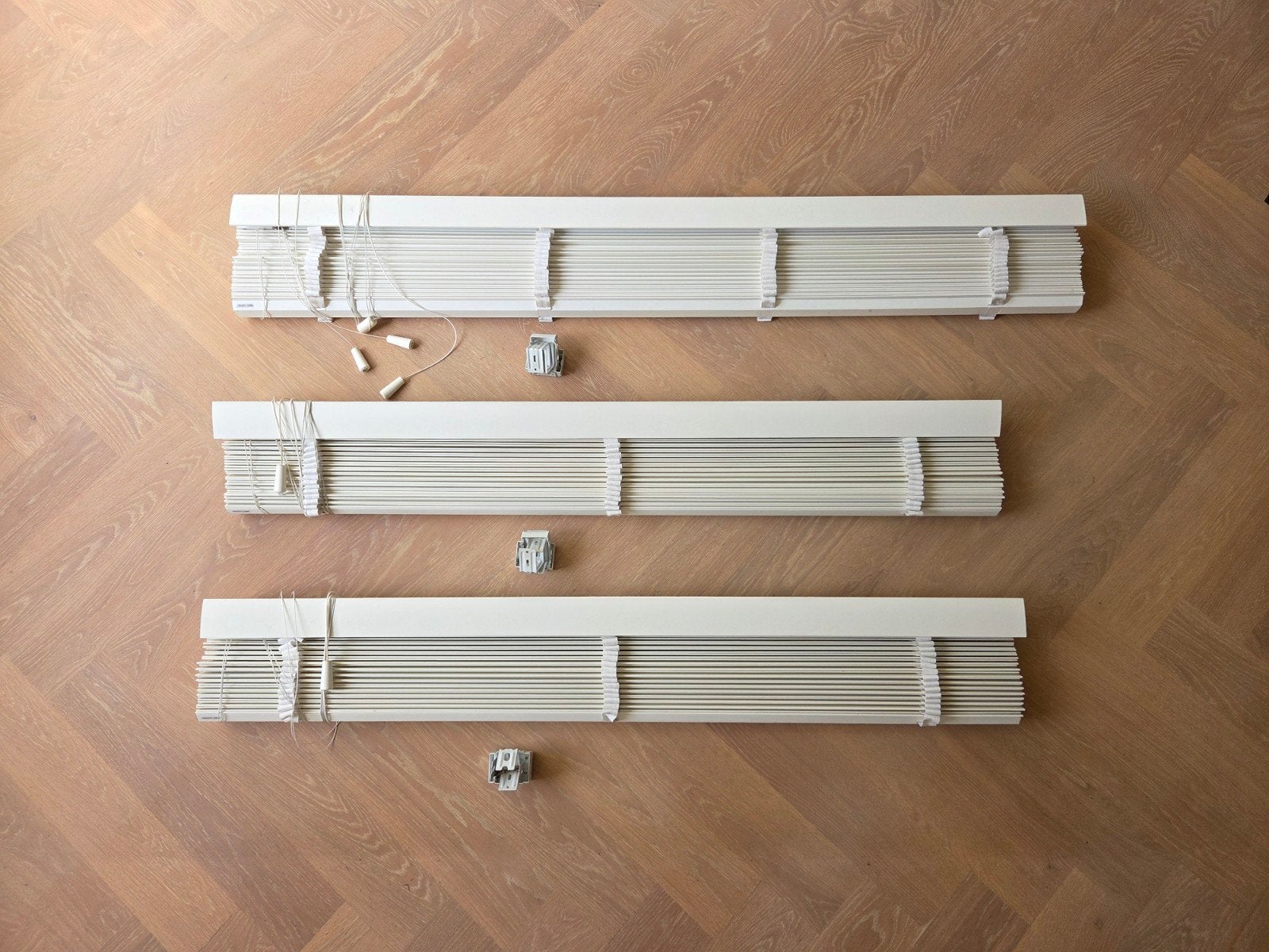 3x Veneta Houten Jaloezieën Zijde Wit met Ladderband, Koordbediening, Jaloezie, Gebruikt, Overige merken