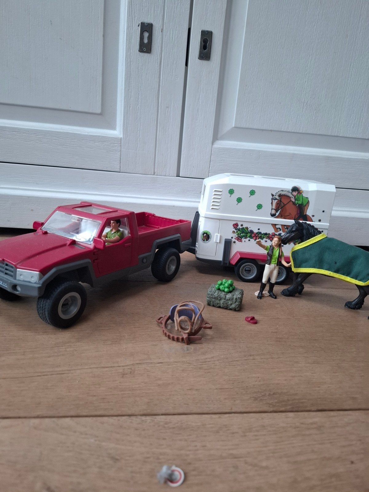 Schleich auto met paardentrailer en accessoires, Ophalen, Zo goed als nieuw