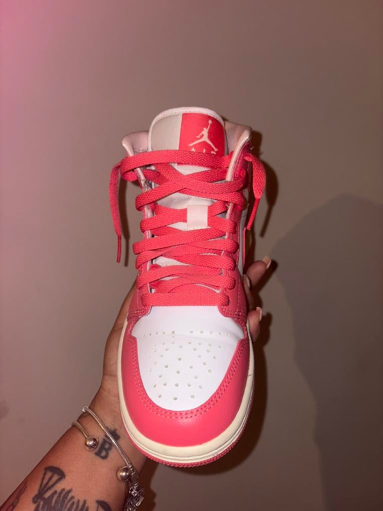 Jordan 1 strawberry and cream maat 37,5, Ophalen, Zo goed als nieuw, Jongen of Meisje, Schoenen