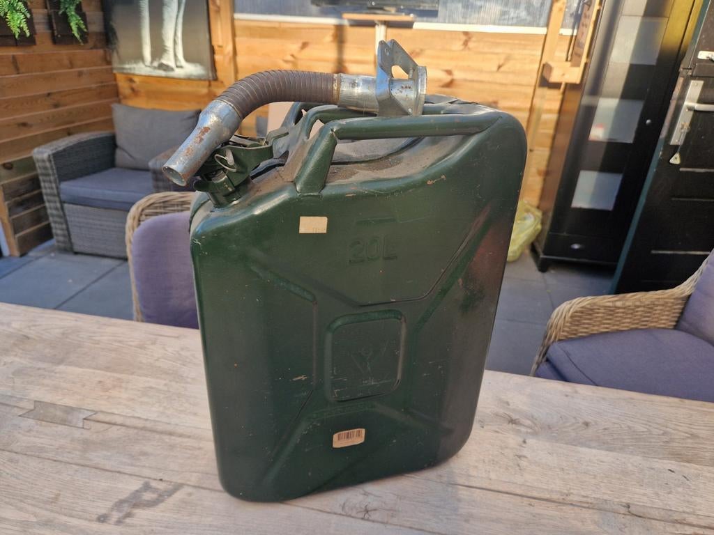 Retro groene jerrycan - 20L benzineblik, Auto diversen, Overige Auto diversen, Ophalen of Verzenden