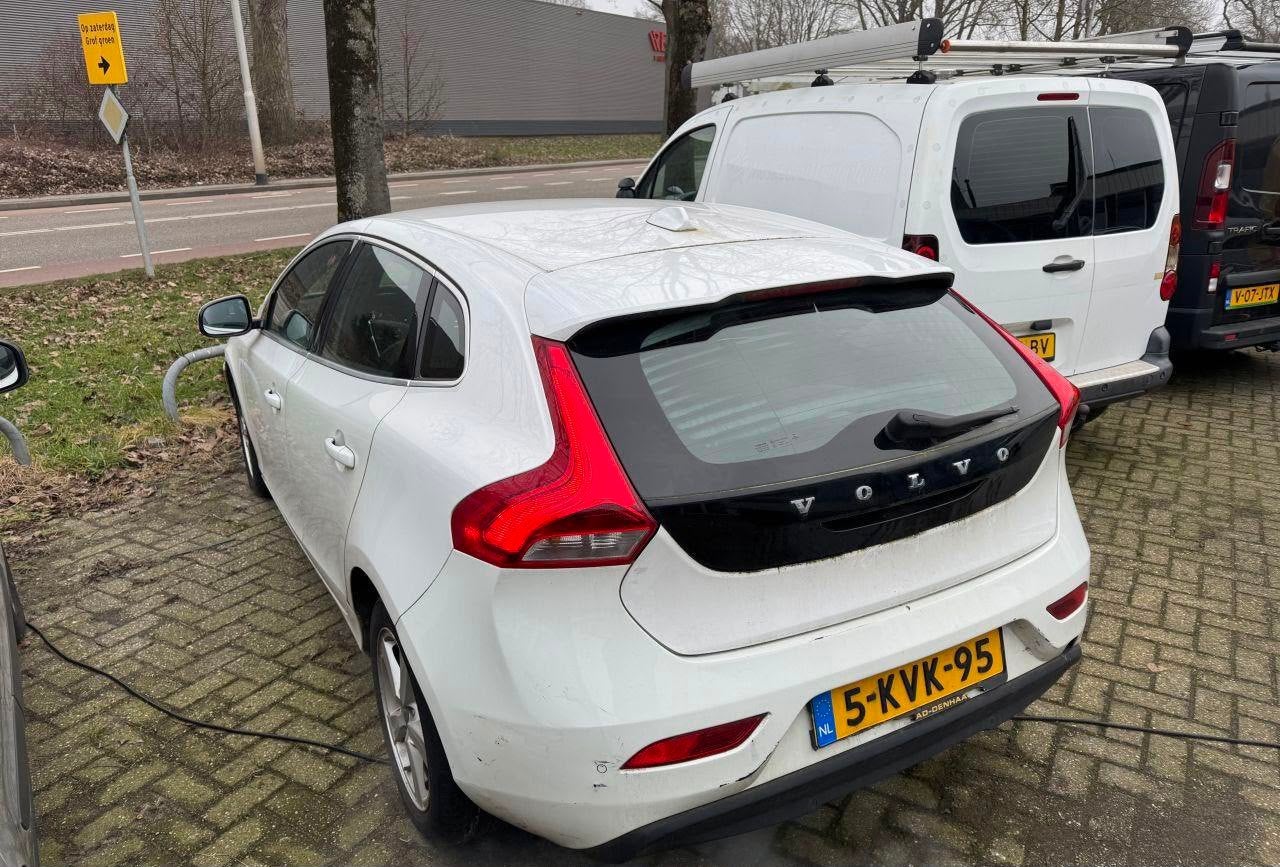 Volvo V40 D2 1.6 AUTOMATIC/HALFLEER 2013 wit small damage, Auto's, Volvo, 4 cilinders, 700 kg, Wit, Origineel Nederlands