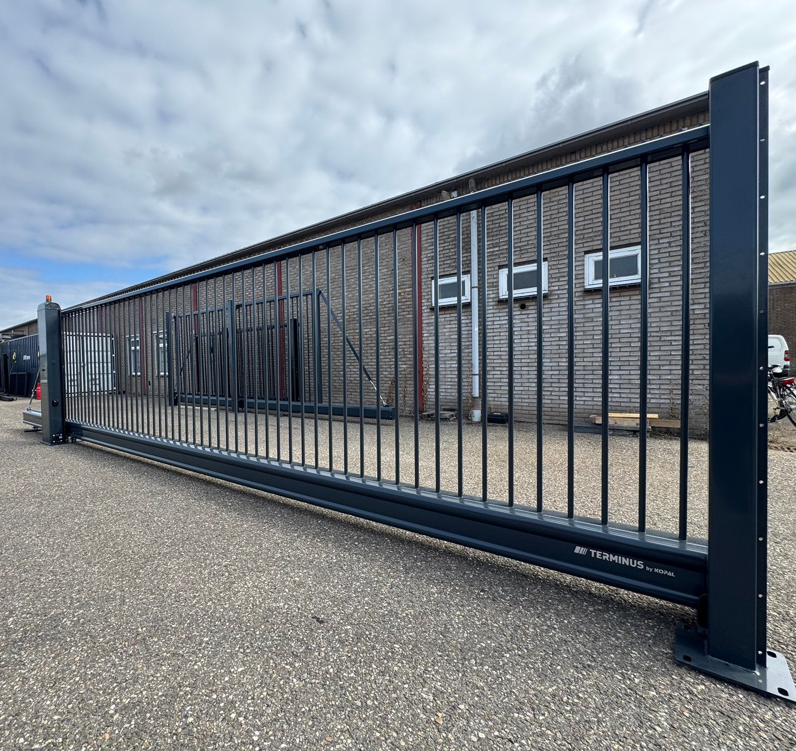 Compleet nieuwe automatische schuifpoort, Tuin en Terras, Ophalen, Zo goed als nieuw, IJzer