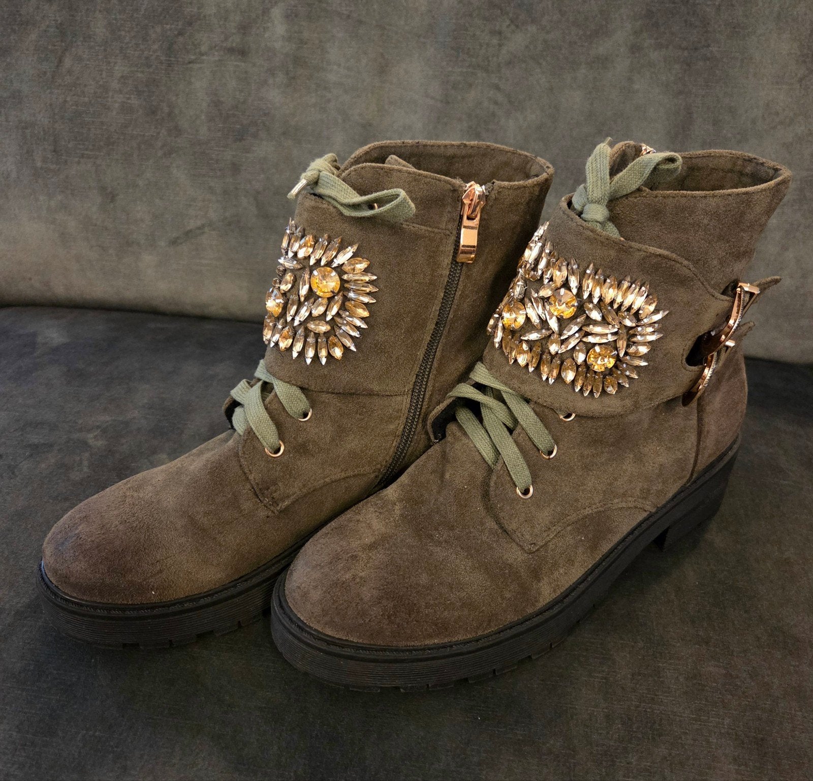 Suede boots maat 38 jagergroen met steentjes en gespen, Lage of Enkellaarzen, Ophalen of Verzenden, Zo goed als nieuw, Groen