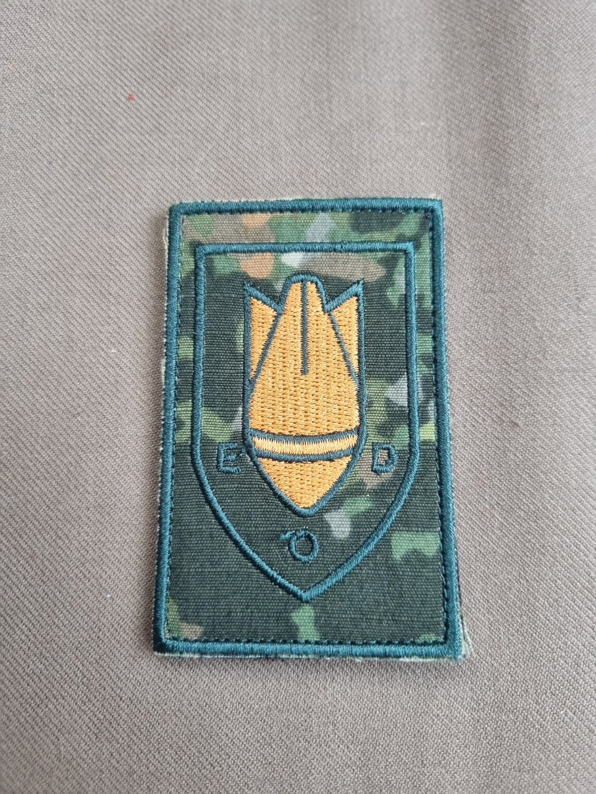 mouwembleem GVT Camoe EOD, Verzamelen, Ophalen of Verzenden, Landmacht, Nederland, Embleem of Badge
