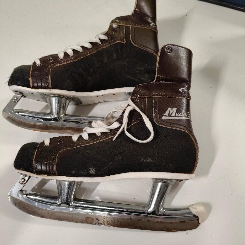 Foto 7 van schaatsen Mustang maat 8 ``Vintage schaatsen``