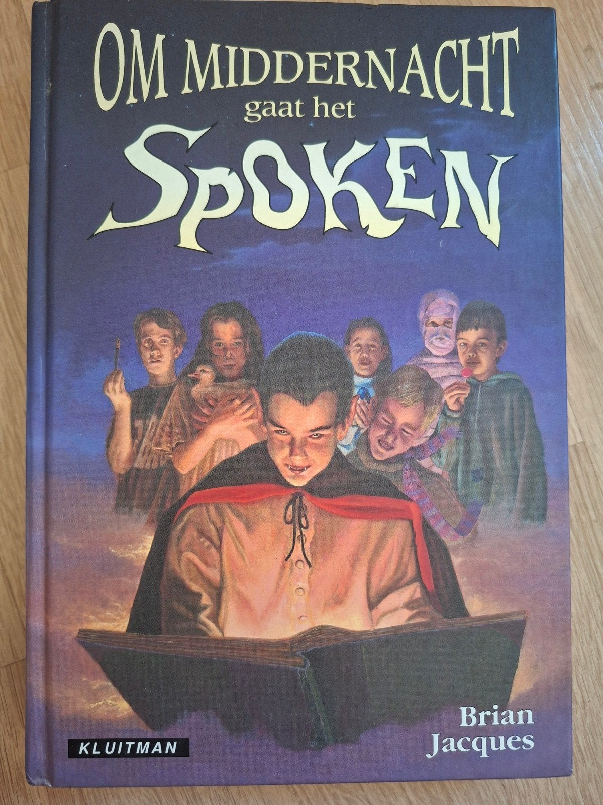 Om Middernacht Gaat Het Spoken - Brian Jacques, Boeken, Ophalen of Verzenden, Gelezen, Brian Jacques, Fictie