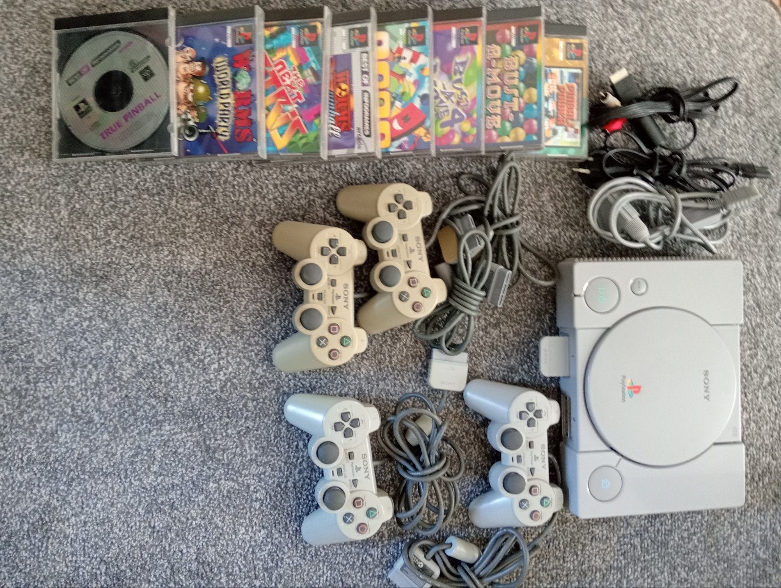 PlayStation 1 SCPH-7502 met 4 controllers en 8 games, Verzenden, Gebruikt, Met 3 controllers of meer, Met games