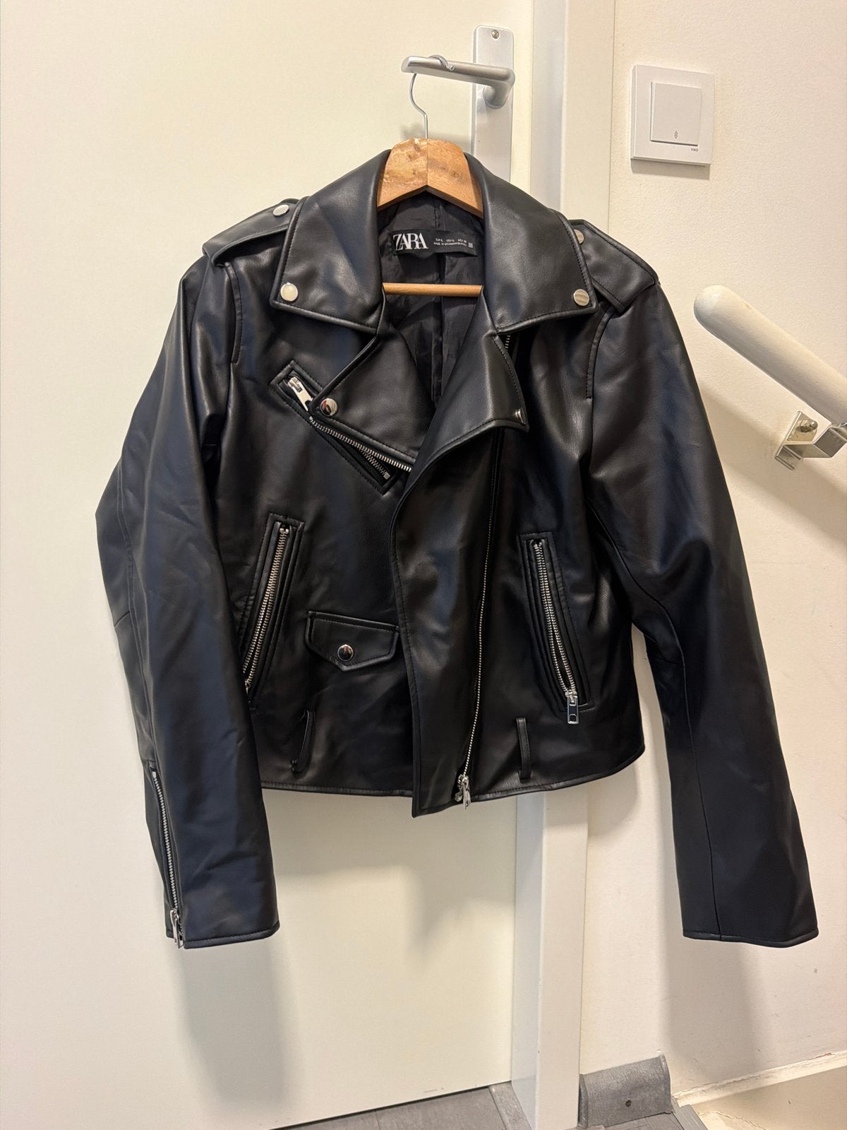 Zwarte leren bikerjack van Zara, Ophalen of Verzenden, Zo goed als nieuw, Maat 38/40 (M), Zwart