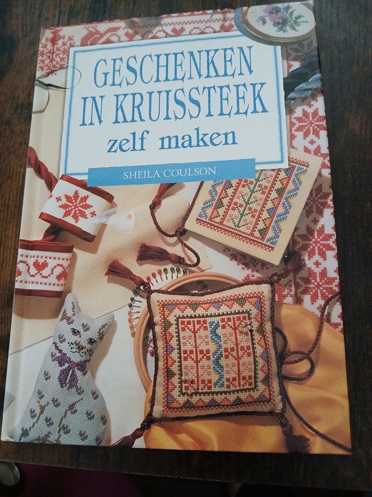 Geschenken in Kruissteek Zelf Maken - Borduurboek, Hobby en Vrije tijd, Ophalen, Zo goed als nieuw, Handborduren, Patroon