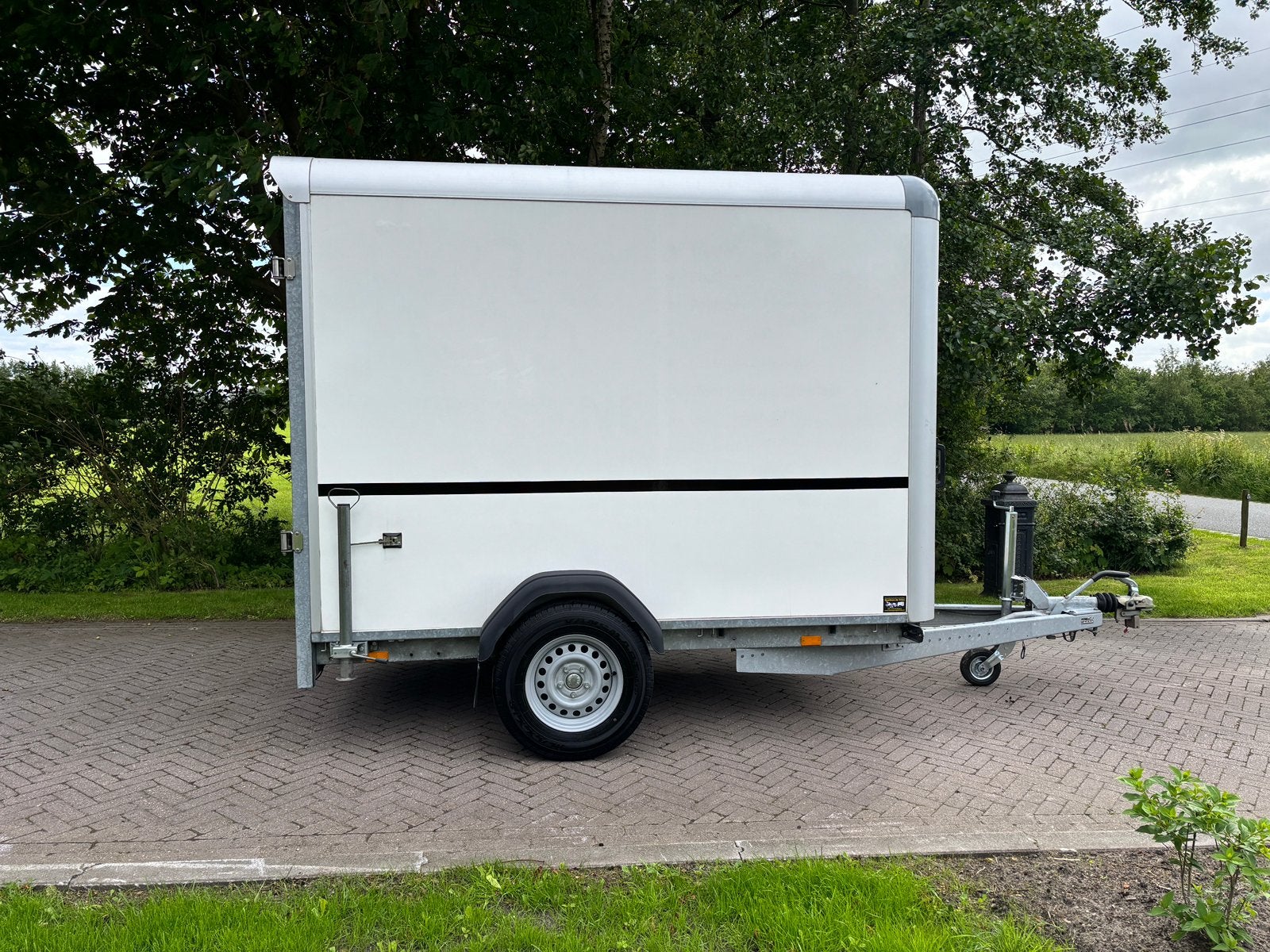 Henra gesloten aanhangwagen., Ophalen, Zo goed als nieuw
