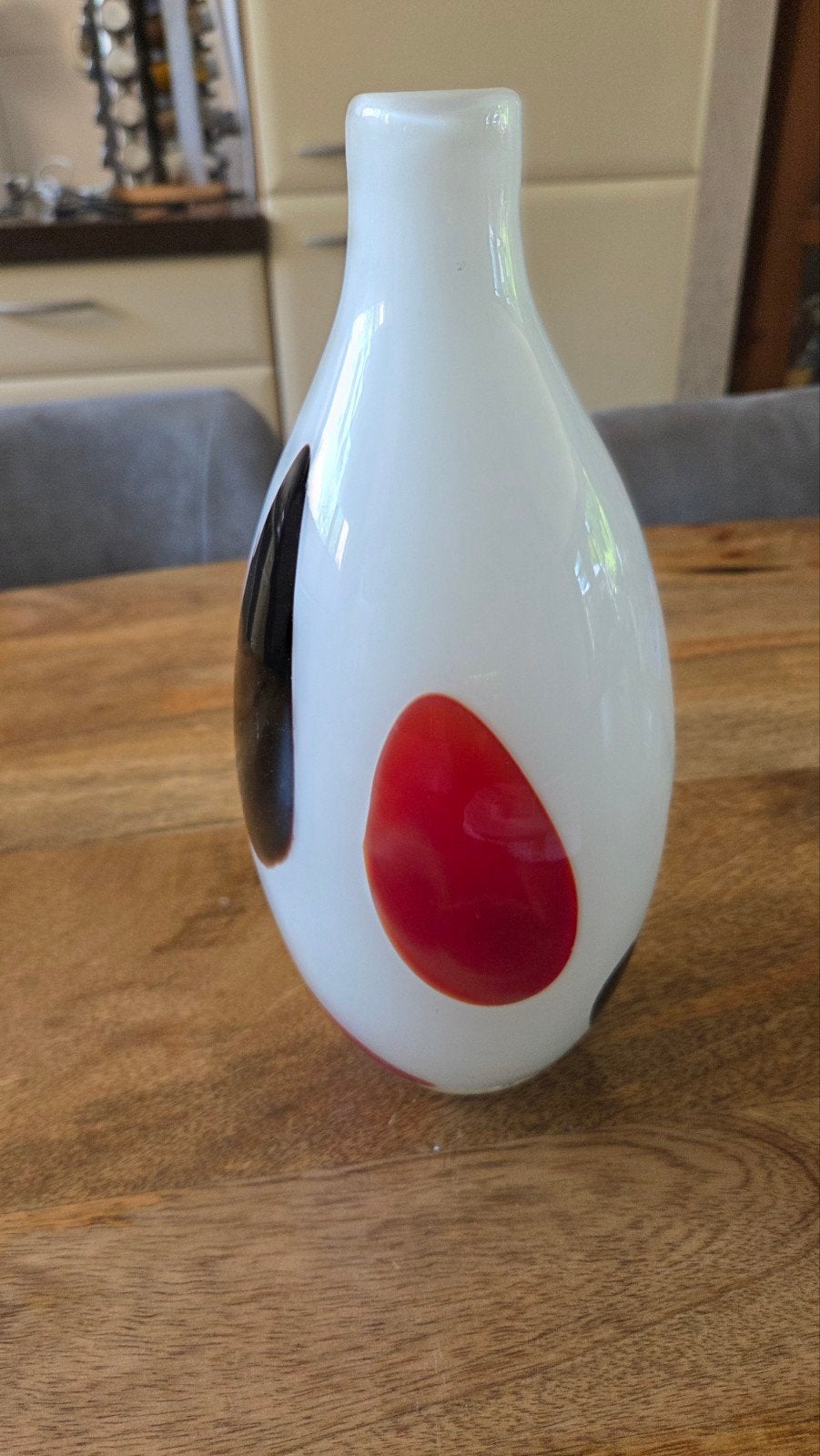 Decoratieve vaas met stippen - Wit, rood en zwart, Antiek en Kunst, Antiek | Vazen, Ophalen of Verzenden