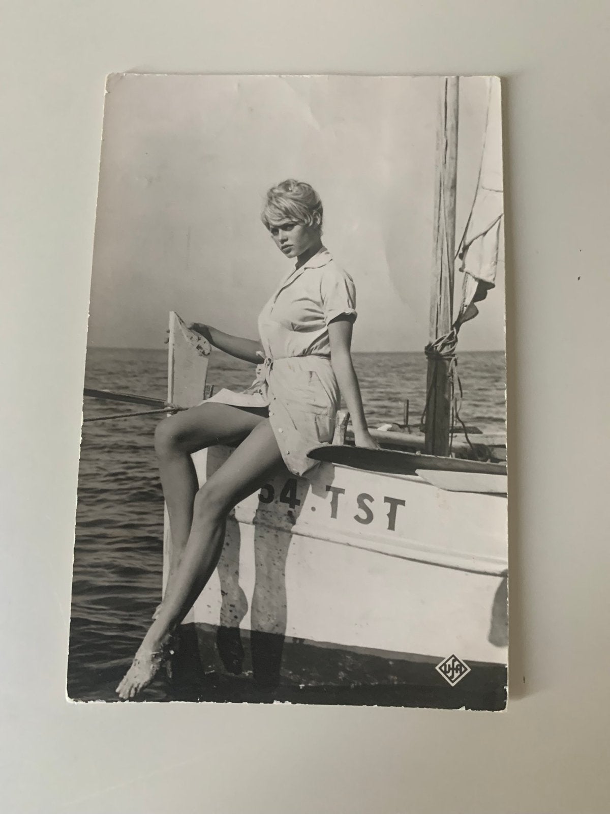 Foto op briefkaart BRIGITTE BARDOT — 1962, Ophalen of Verzenden, Voor 1940, Zo goed als nieuw