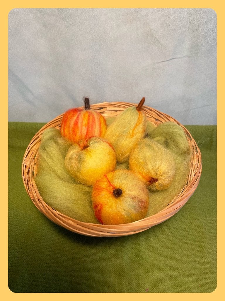 Appels en peren  in mandje, Hobby en Vrije tijd, Ophalen of Verzenden, Nieuw, Figuurtje(s), Wolvilt