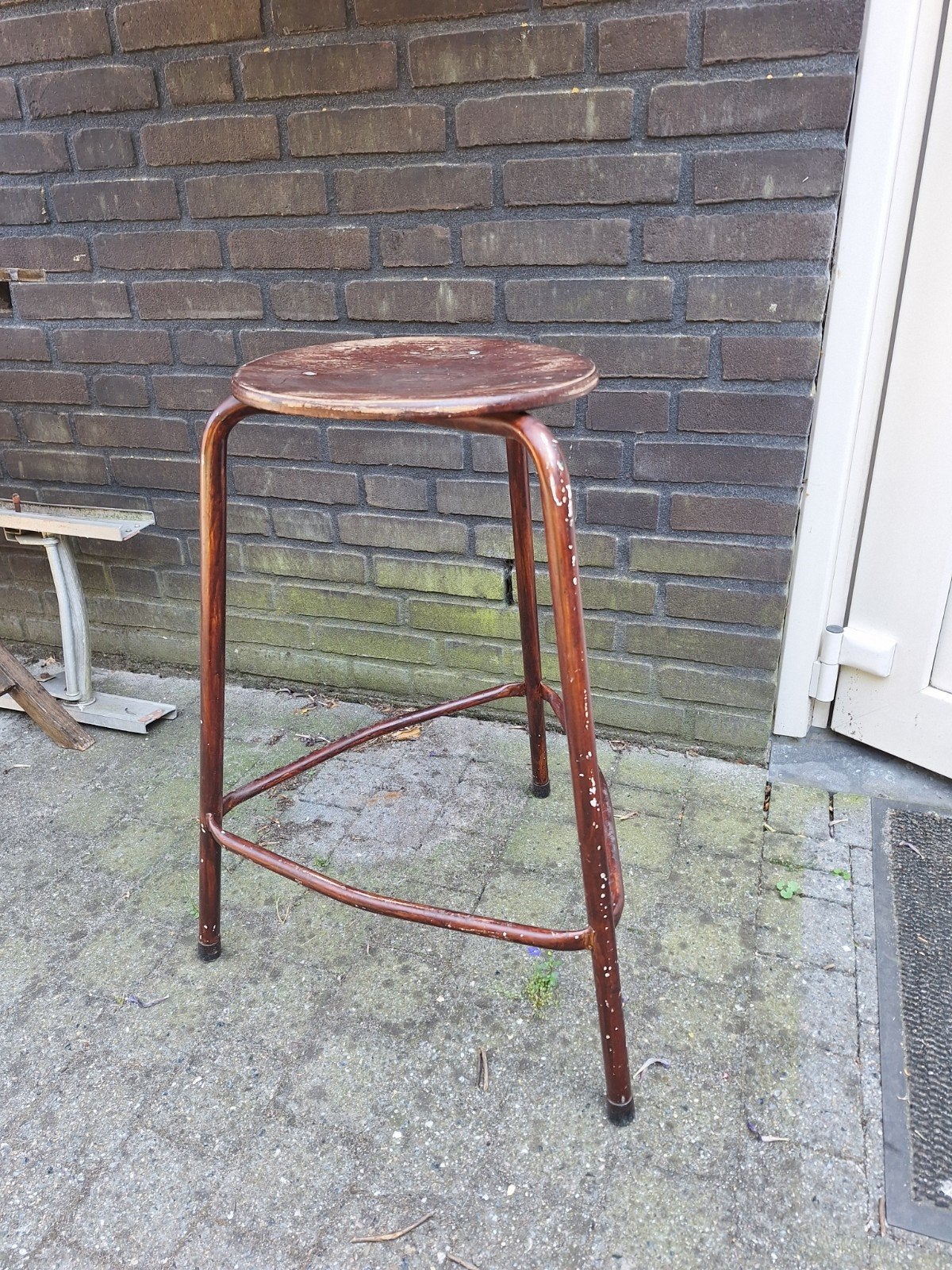 Vintage kruk met houten zitting en metalen frame, Huis en Inrichting, Krukjes, Ophalen, Gebruikt, Hout