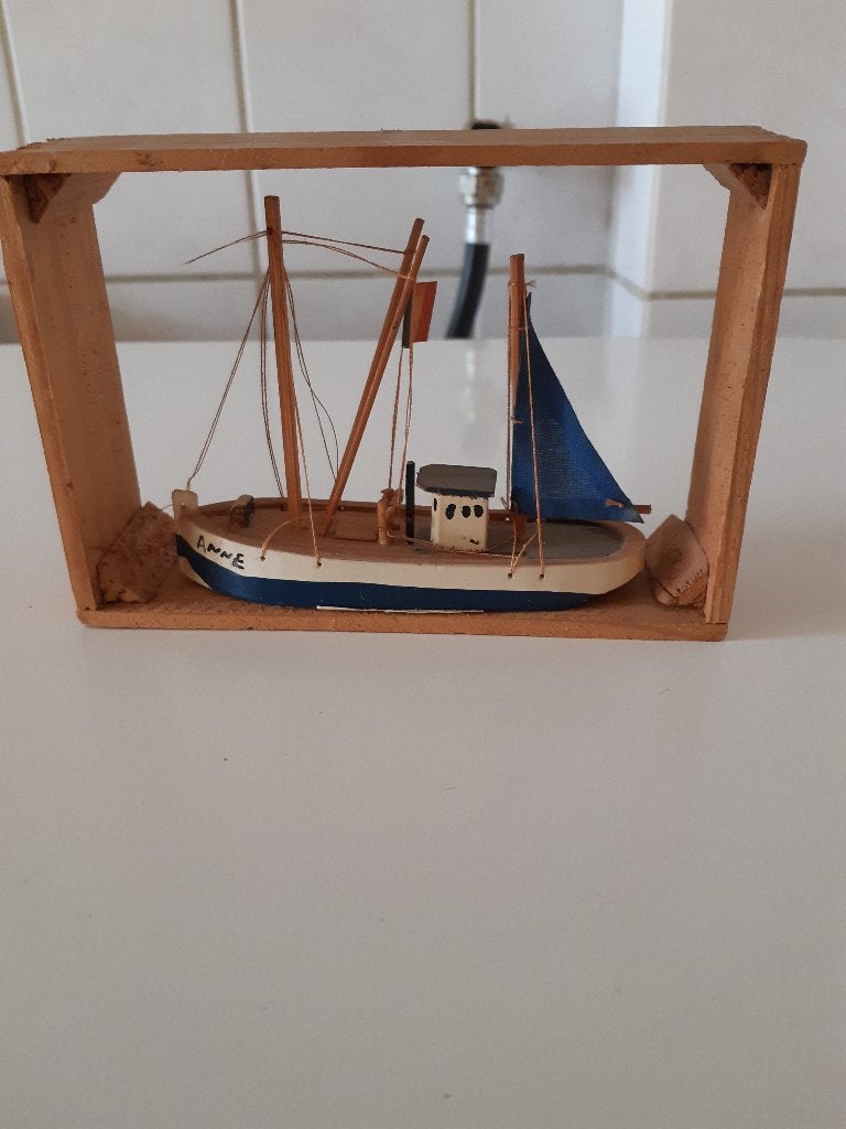 Vintage Houten Miniatuur Zeilboot "Anne" in Frame, Verzamelen, Ophalen, Zo goed als nieuw, Motorboot of Zeilboot, Schaalmodel