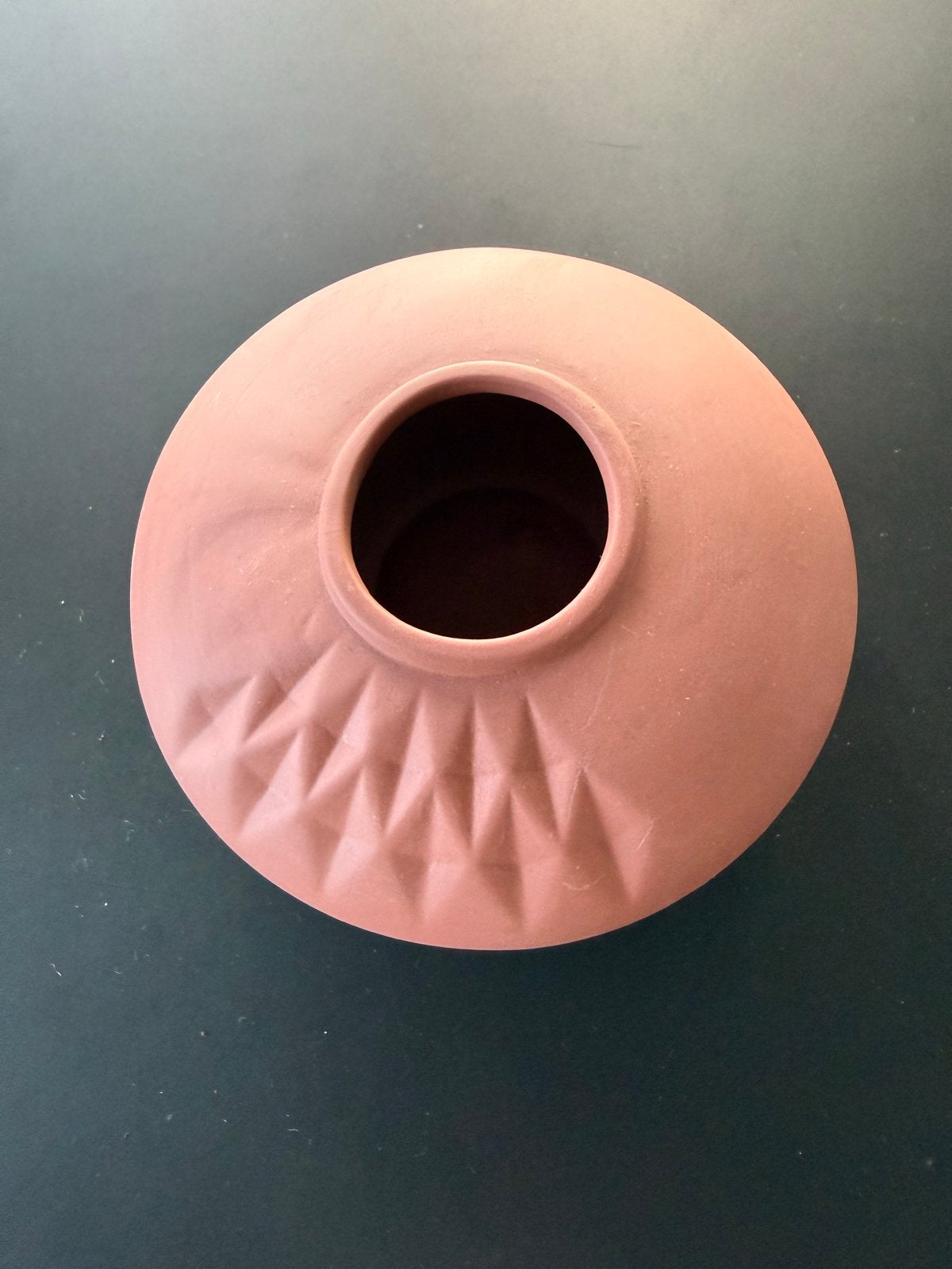 Heinen Delfts Blauw Vouw Vaas Matt Brown oud roze 5x12,5 cm, Huis en Inrichting, Nieuw, Ophalen of Verzenden, Roze, Matte afwerking