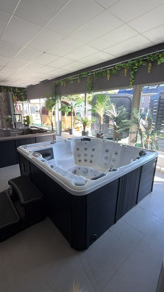 LUXE SPA / JACUZZI 5-PERS.-BOMVOL JETS-BALBOA-DIRECT KLAAR!, Tuin en Terras, Ophalen, Zo goed als nieuw, Trap