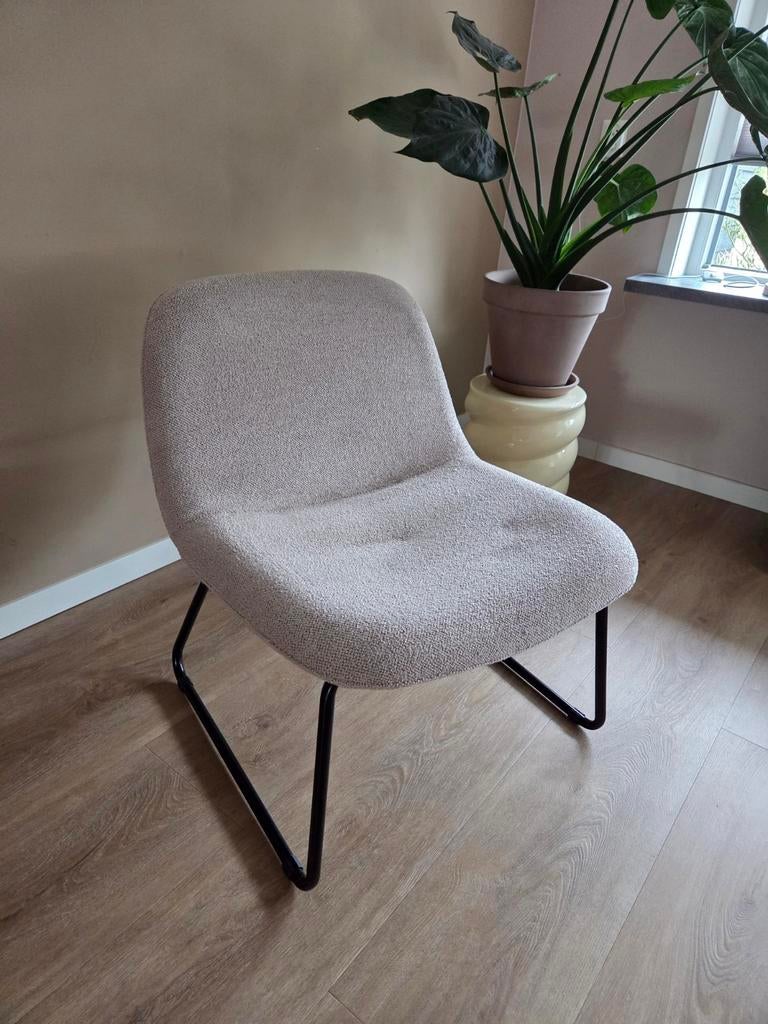 Loungestoel Karwei - Grijs/beige stof, zwarte metalen poten, Ophalen, Modern, Scandinavisch, 75 tot 100 cm, Zo goed als nieuw