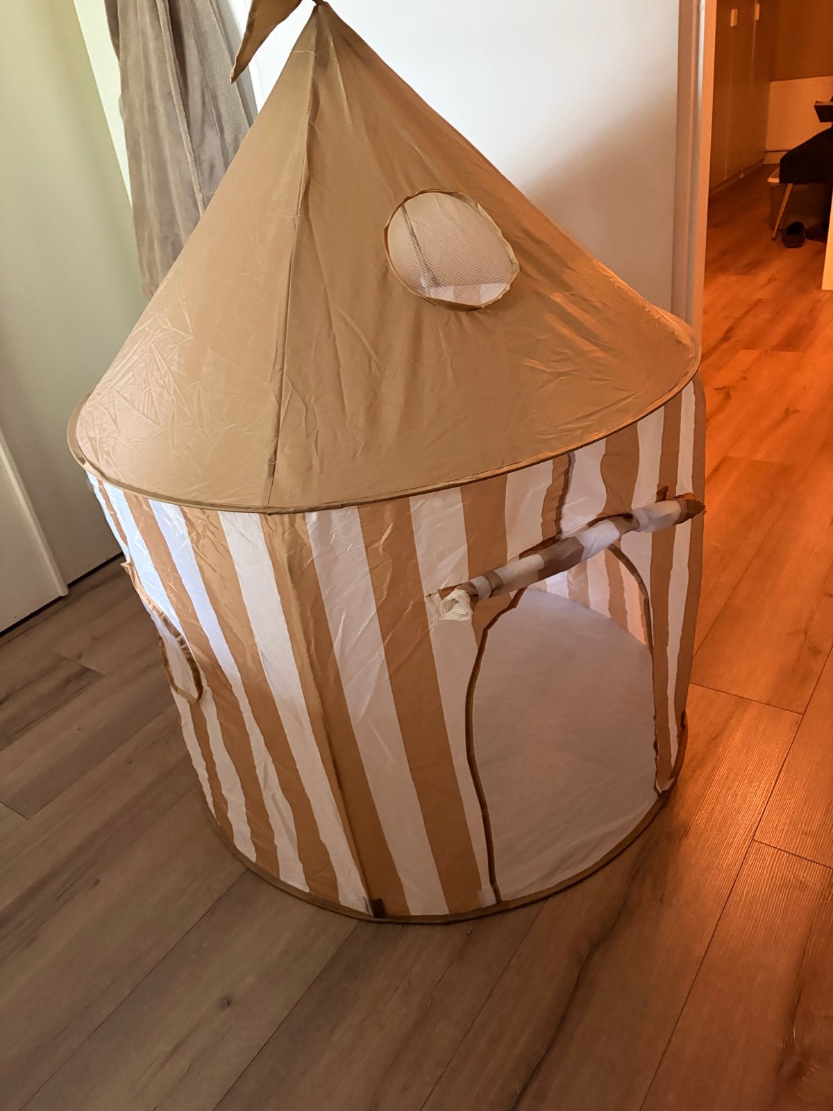 Leuke Speeltent voor Kinderen - Bruin/Wit Gestreepte Wigwam, Ophalen, Zo goed als nieuw