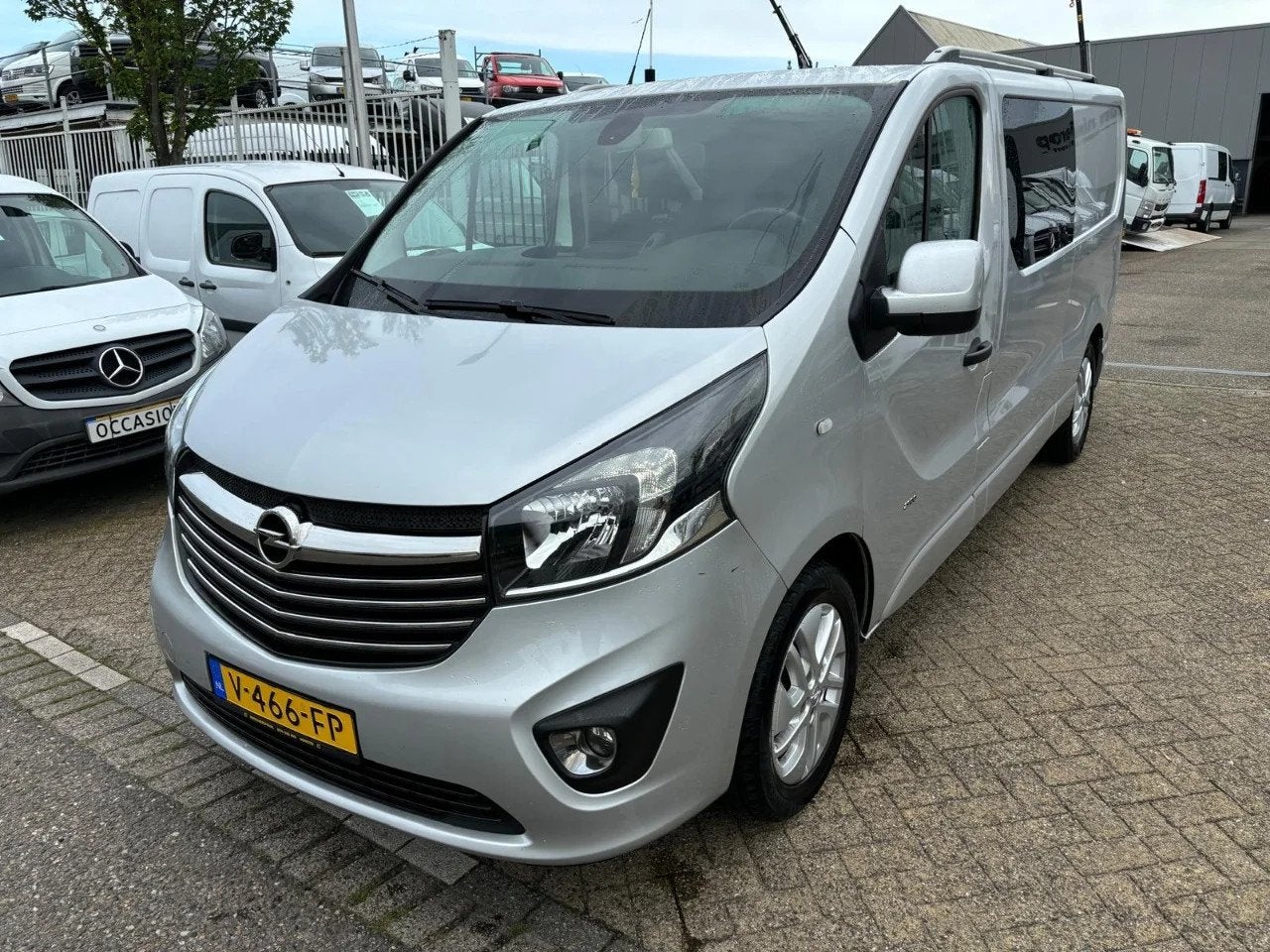Opel Vivaro L2 dubcab airco navi trekhaak (bj 2017), Auto's, Bestelauto's, Voorwielaandrijving, 125 pk, Gebruikt, Euro 6