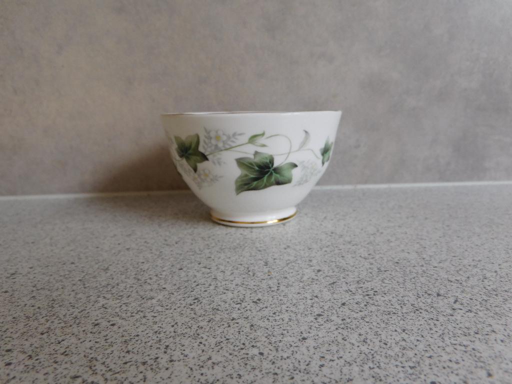 Kom 9,5x6 cm. Fine Bone China Ivy Duchess, Ophalen of Verzenden, Zo goed als nieuw, Kom(men), Overige stijlen