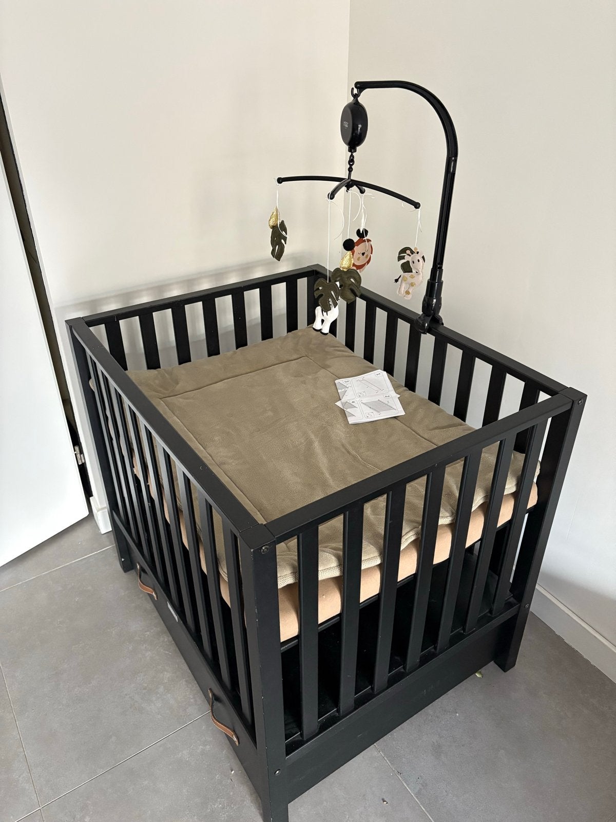 Zwarte box met lade en mobiel - 100x80x90cm, Ophalen, 85 tot 100 cm, Gebruikt, Minder dan 140 cm