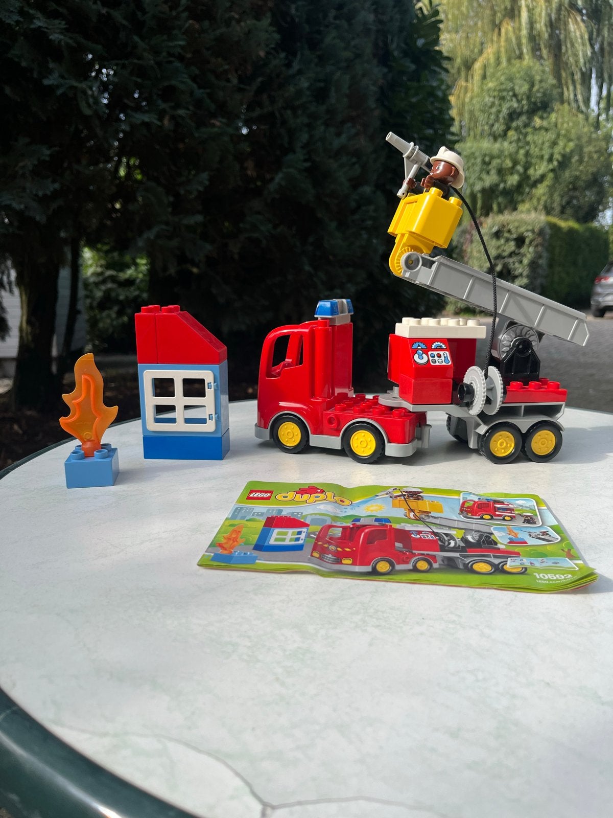Foto 3 van LEGO Duplo Brandweerwagen met brandweerman en huisje
