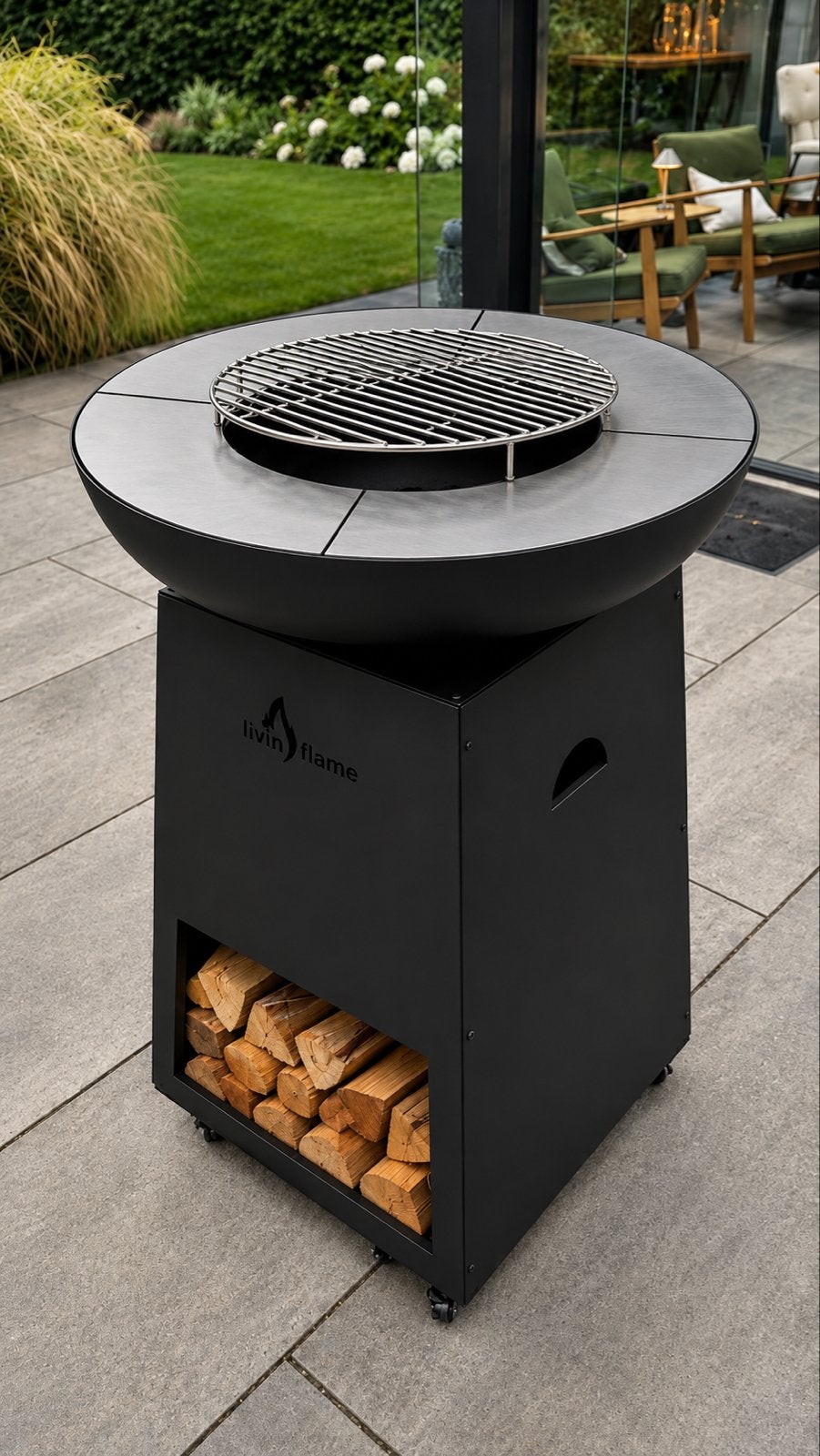 Livin' Flame BBQ met Grill vuurschaal Plancha met wieltjes, Ophalen, Zo goed als nieuw, Met accessoires