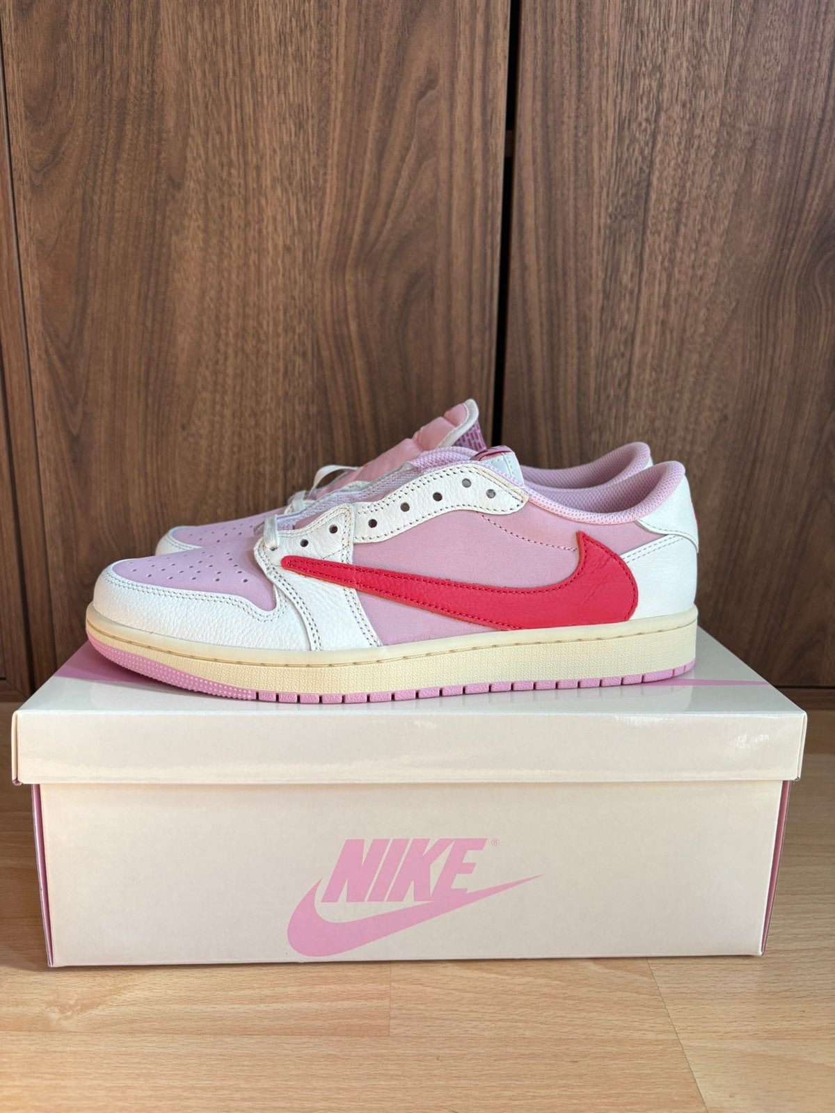 Nike Air Jordan 1 Retro Low Travis Scott Tropical Pink 42,5, Kleding | Heren, Schoenen, Ophalen of Verzenden, Nieuw, Overige kleuren